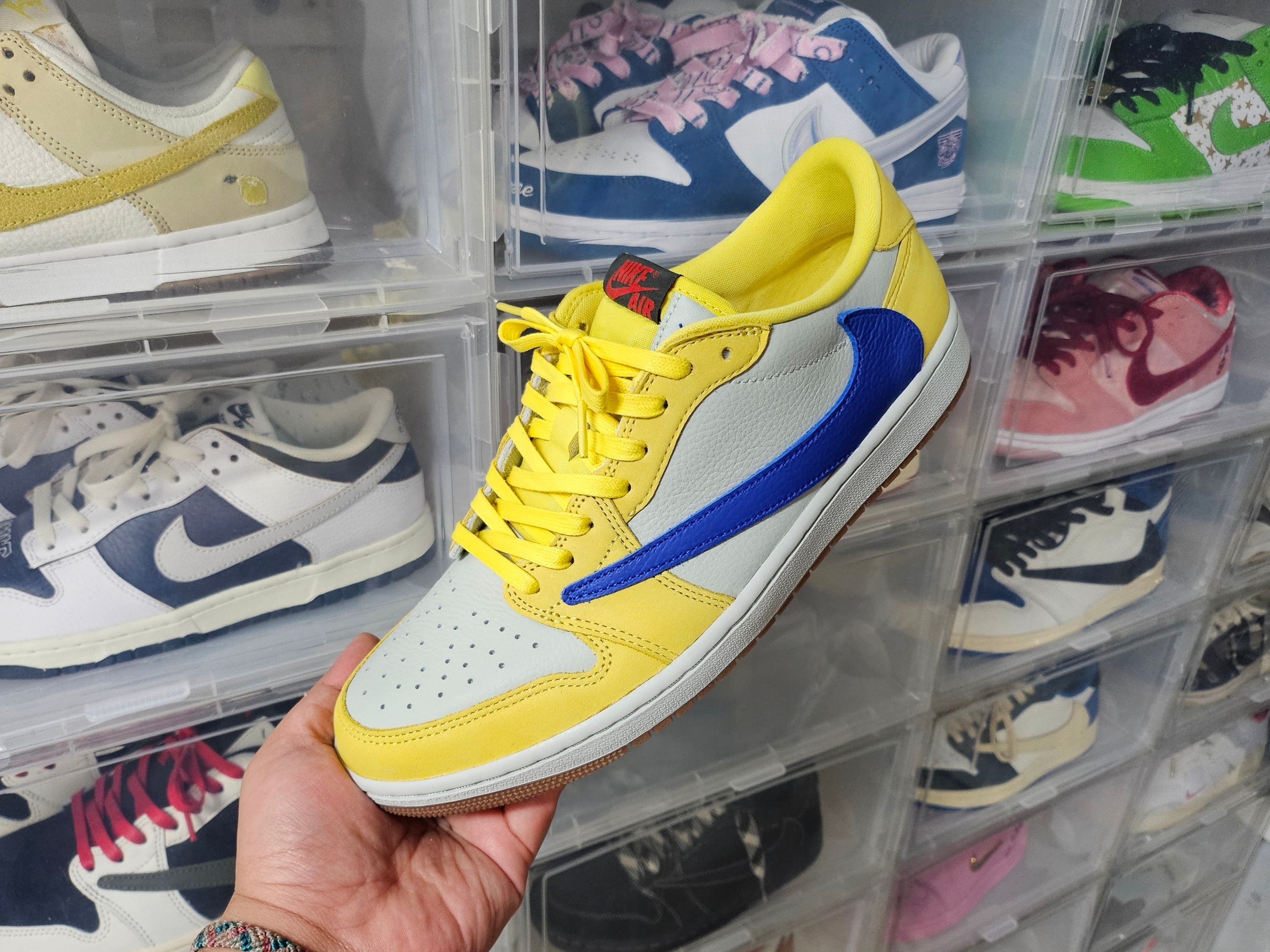 (W) Jordan 1 x Travis Scott Retro Low OG SP Canary 착용 스타일 - 1