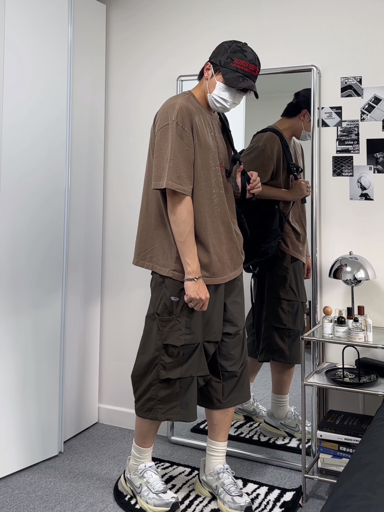 Nike V2K Run Summit White Metallic Silver 착용 스타일 - 3