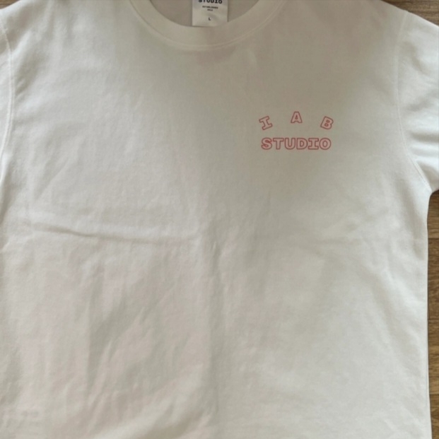 IAB Studio Line Logo T-Shirt White Orange 착용 스타일 - 3