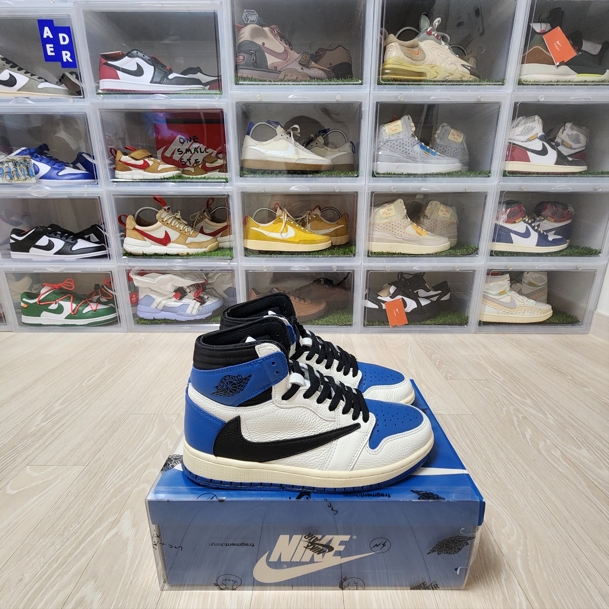 Jordan 1 x Travis Scott x Fragment Retro High OG SP Military Blue 착용 스타일 - 1