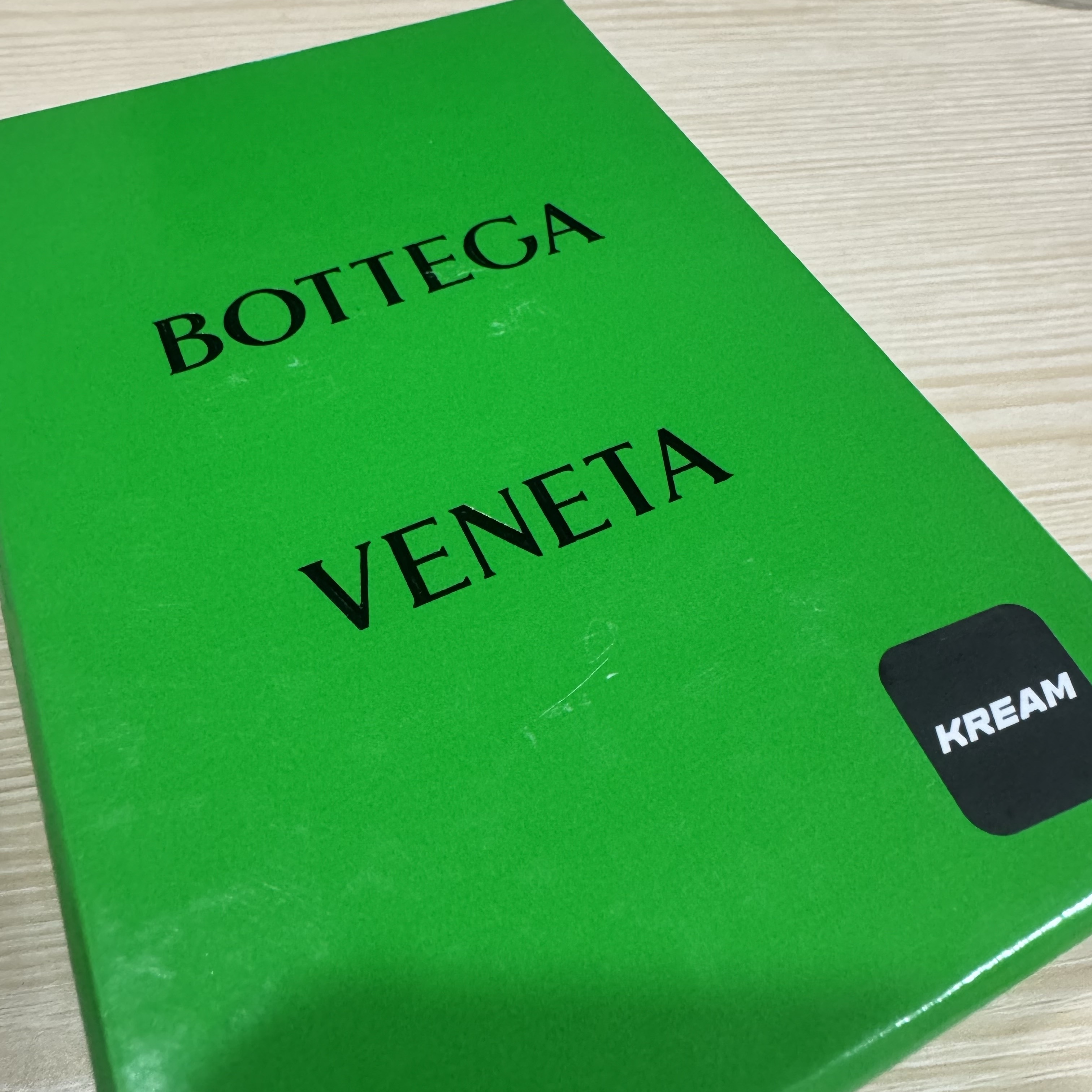 Bottega Veneta Credit Card Case Calfskin Black 착용 스타일 - 1