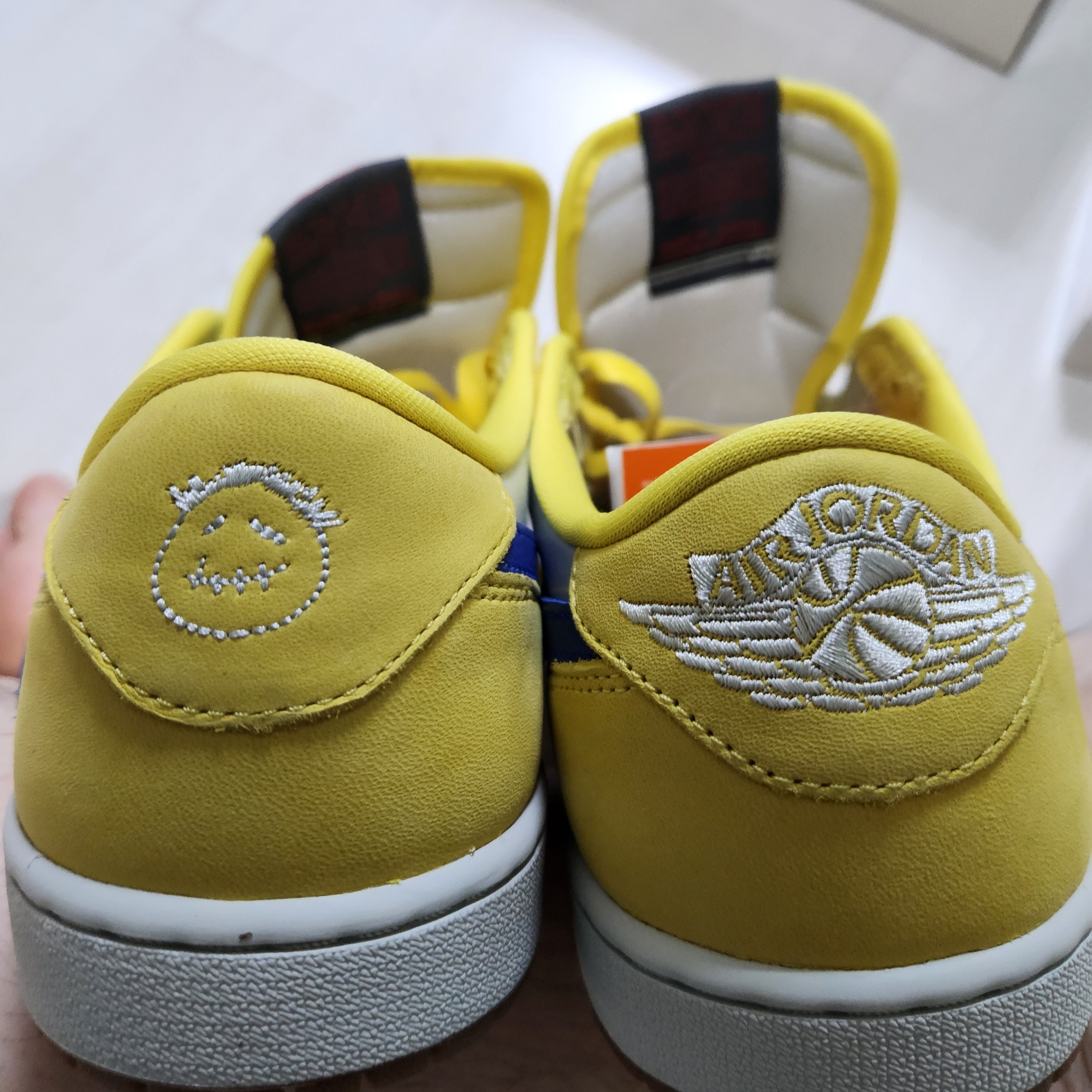 (W) Jordan 1 x Travis Scott Retro Low OG SP Canary 착용 스타일 - 5