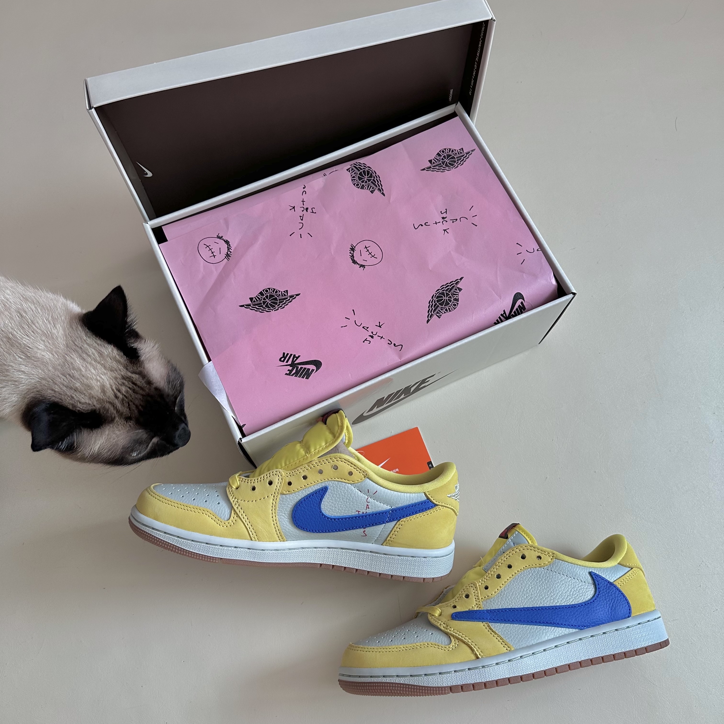 (W) Jordan 1 x Travis Scott Retro Low OG SP Canary 착용 스타일