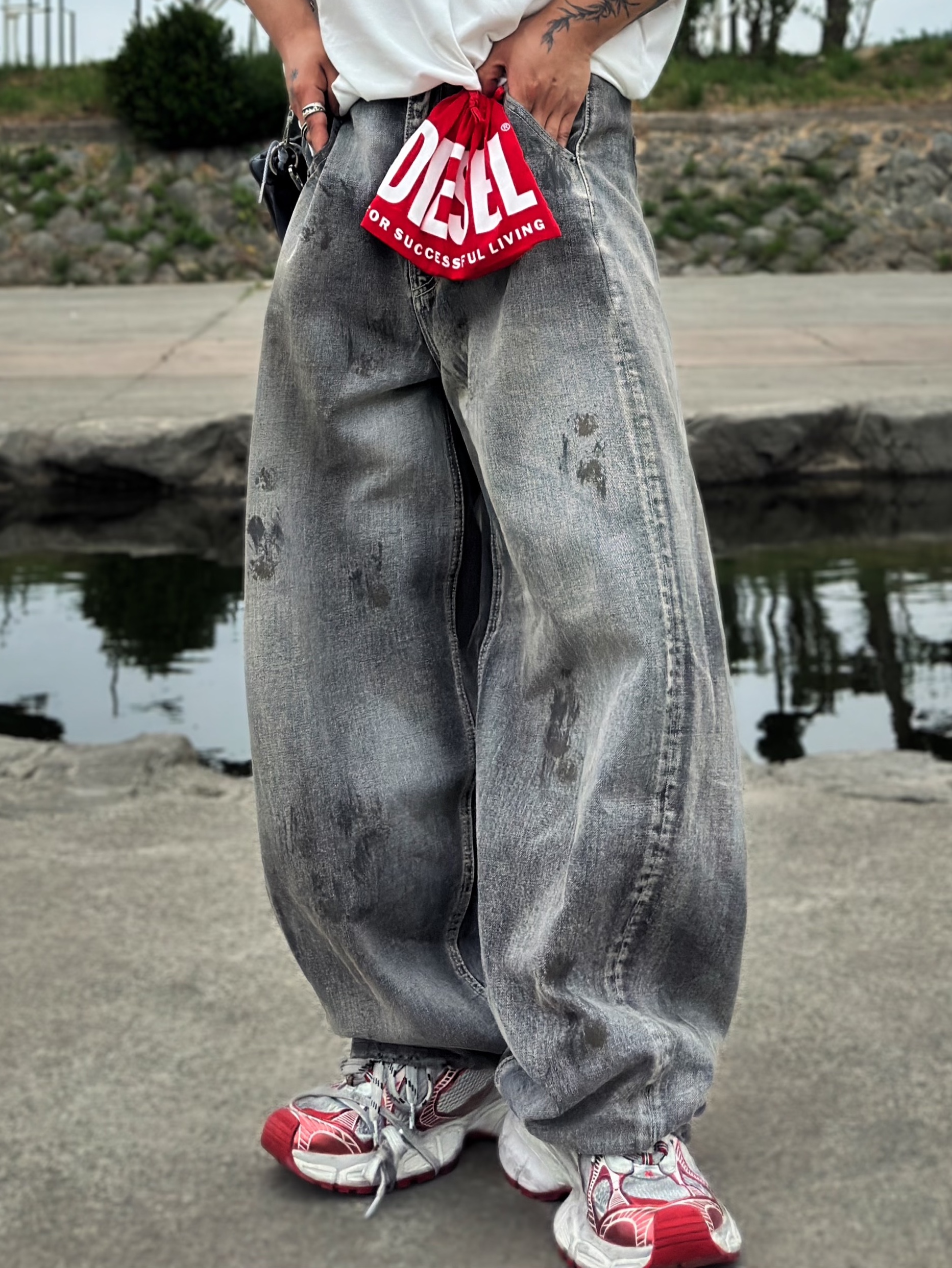 Balenciaga 3XL Sneakers White Red, Our Legacy Ladon Leather Keychain Black 착용 스타일 - 2