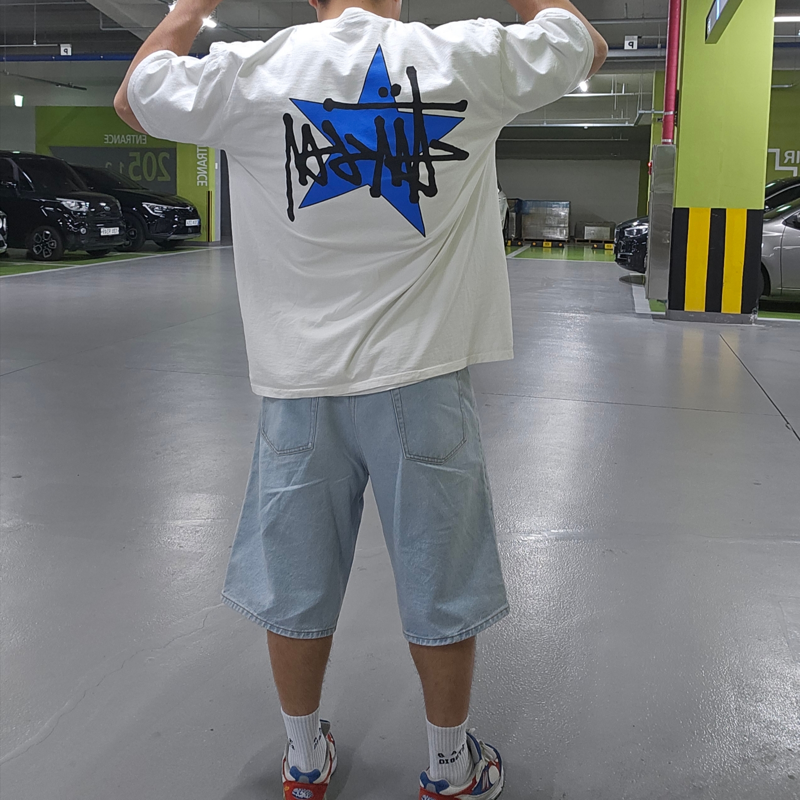 Stussy Star Pigment Dyed T-Shirt Natural, Supreme Baggy Denim Short Washed Indigo - 24SS 착용 스타일 - 1