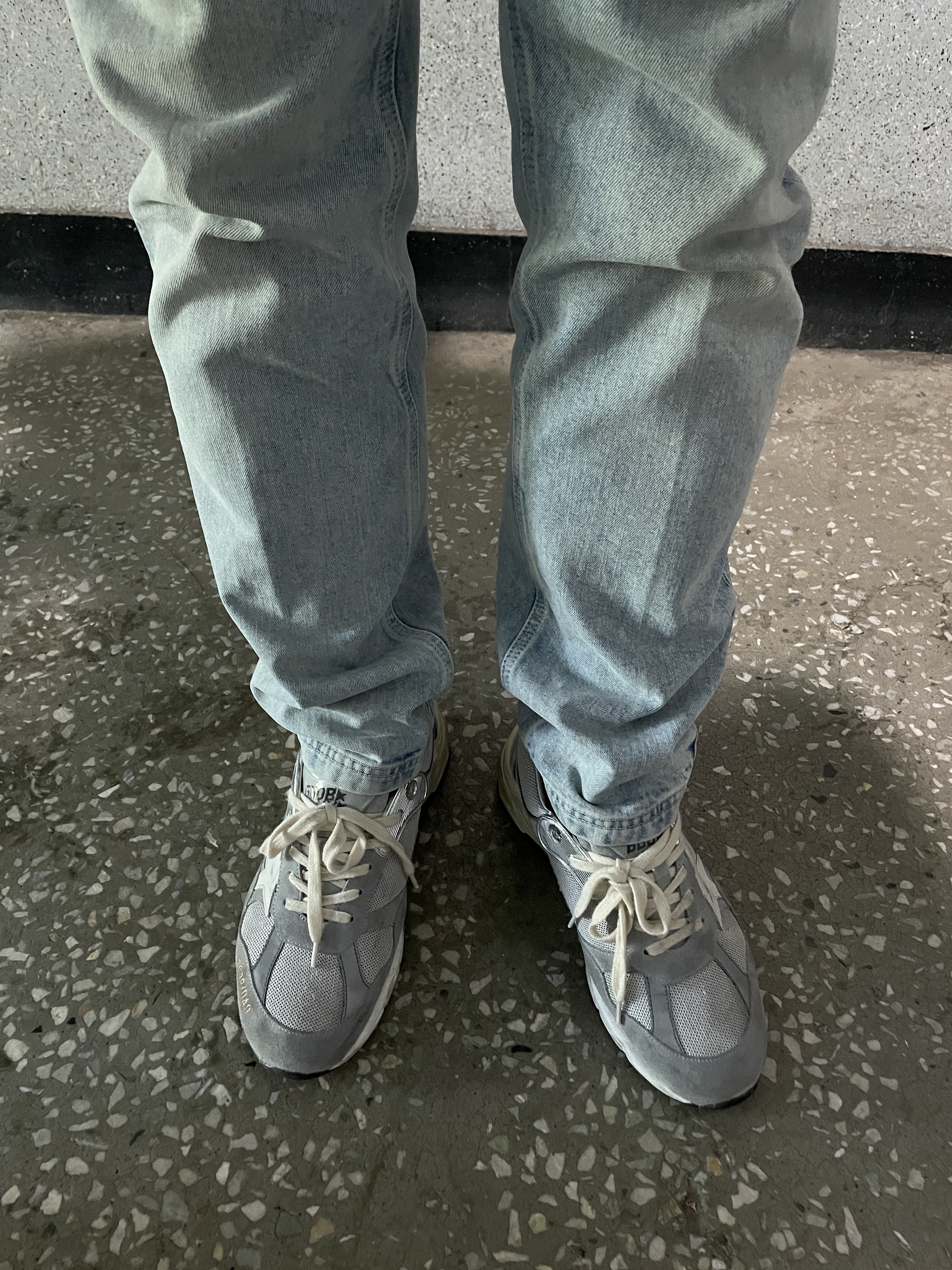 Golden Goose Dad-Star Sneakers Gray Silver White 착용 스타일 - 1