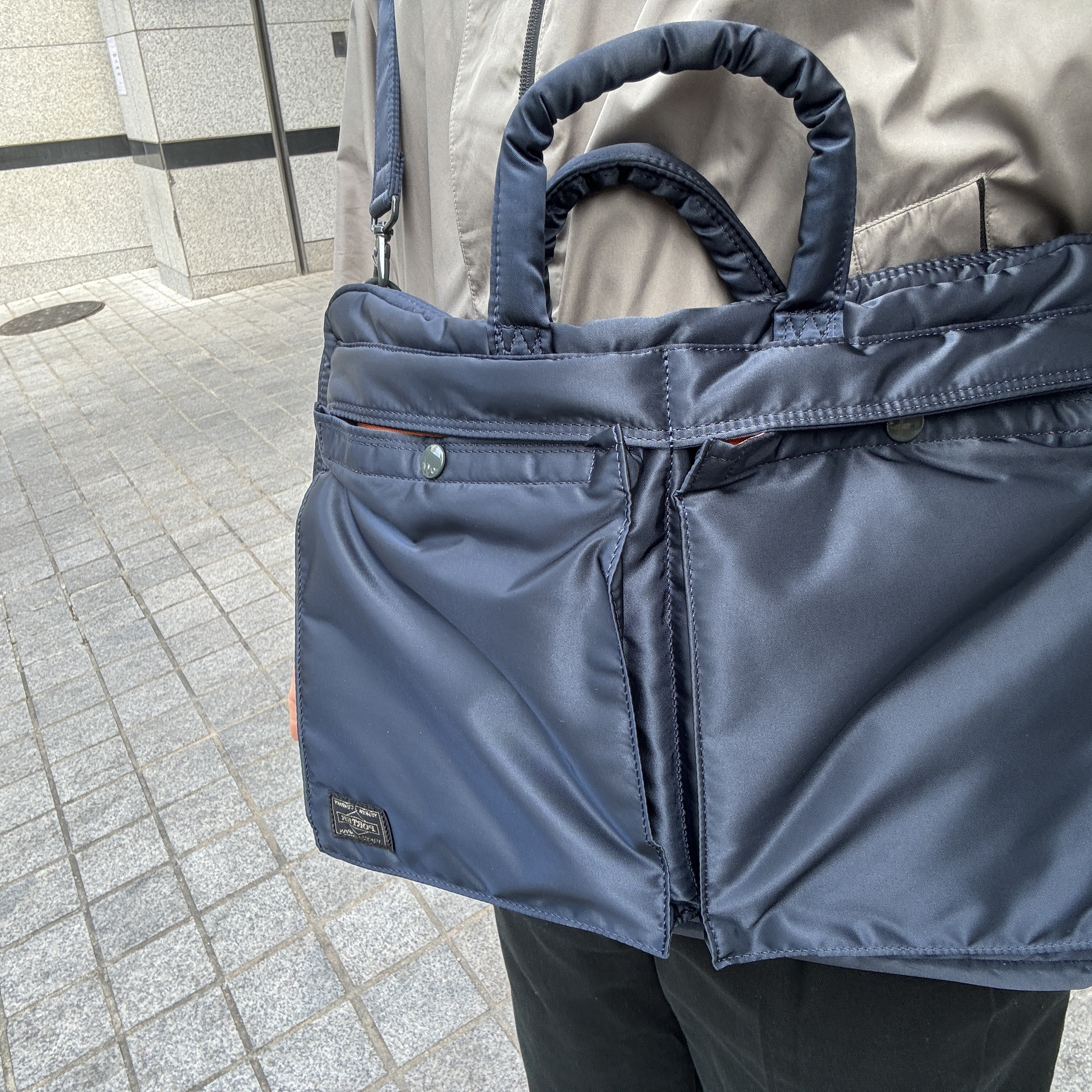 Porter Tanker 2Way Briefcase Iron Blue 착용 스타일