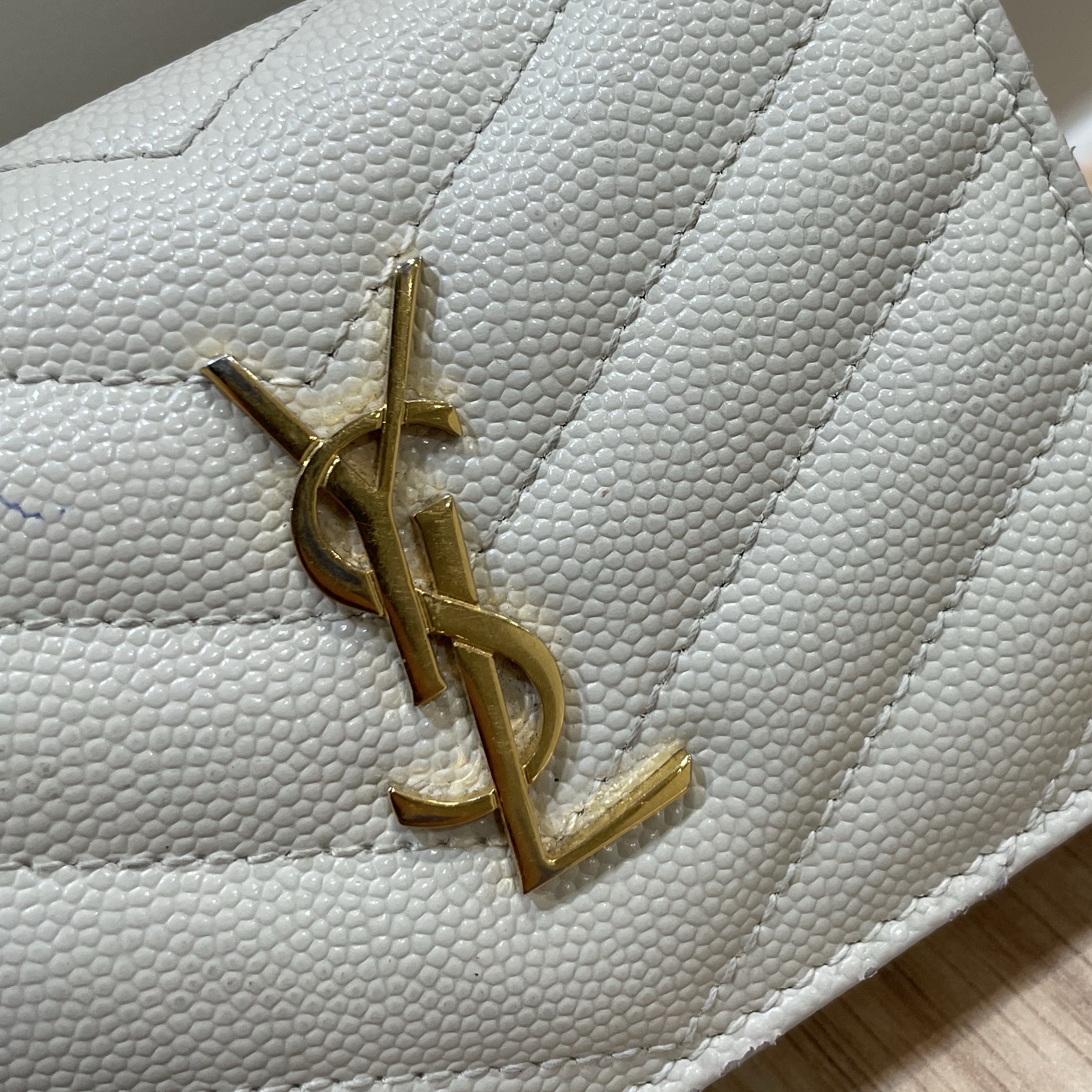 Saint Laurent Cassandre Matelasse Flap Card Case in Grain De Poudre Embossed Leather Blanc Vintage 착용 스타일 - 1