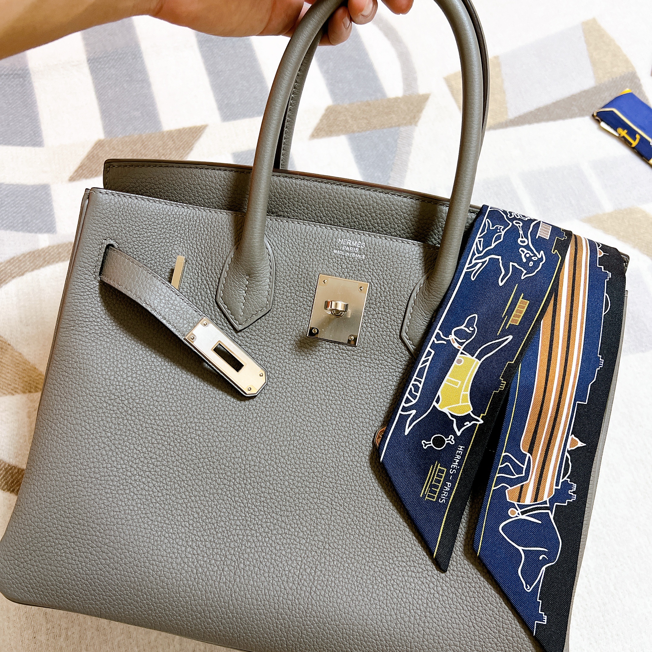 (W) Hermes Les Chiens Parisiens Twilly Caban Blanc Caramel 착용 스타일 - 4