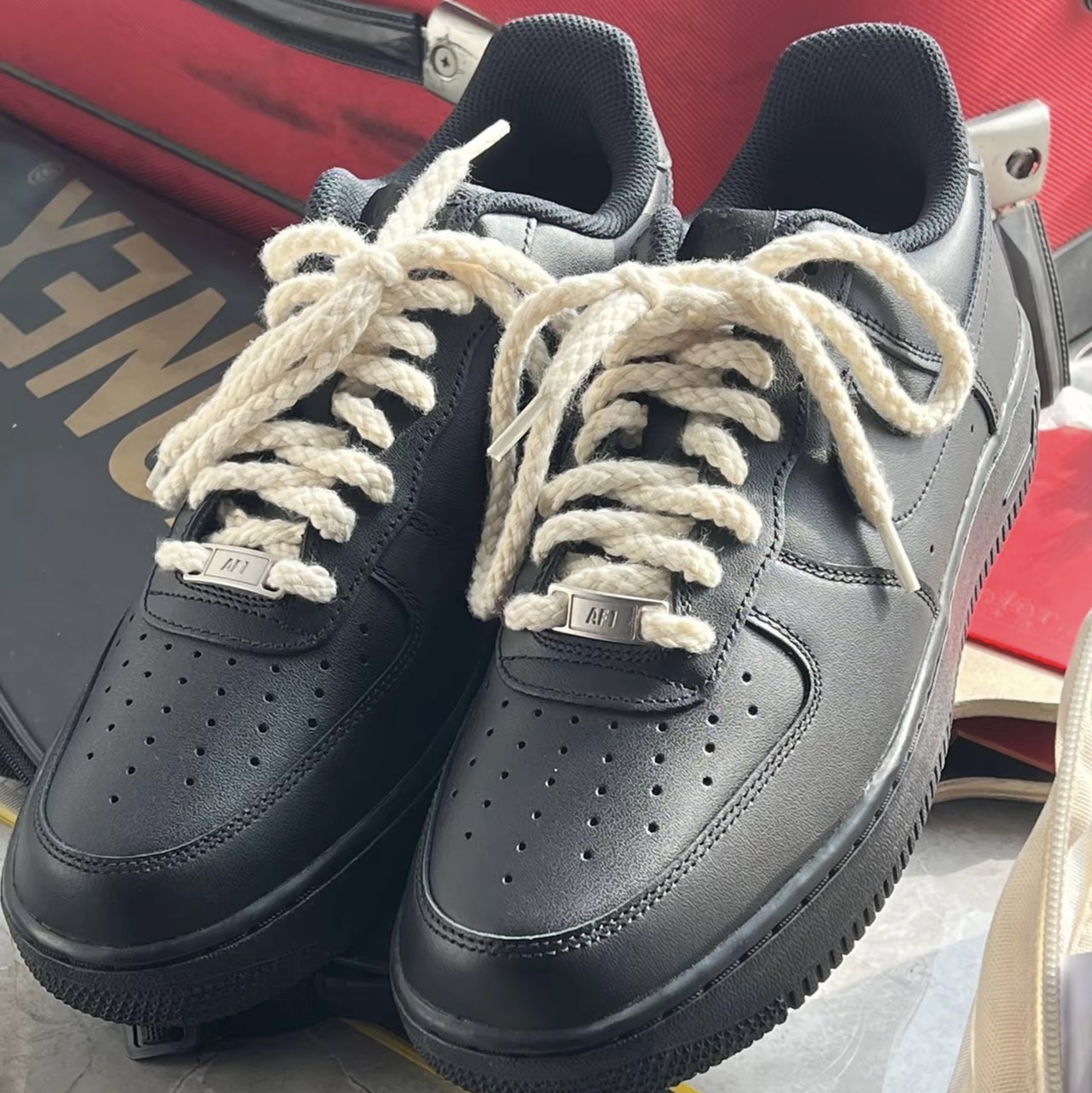Nike Air Force 1 '07 Low Triple Black 착용 스타일 - 1
