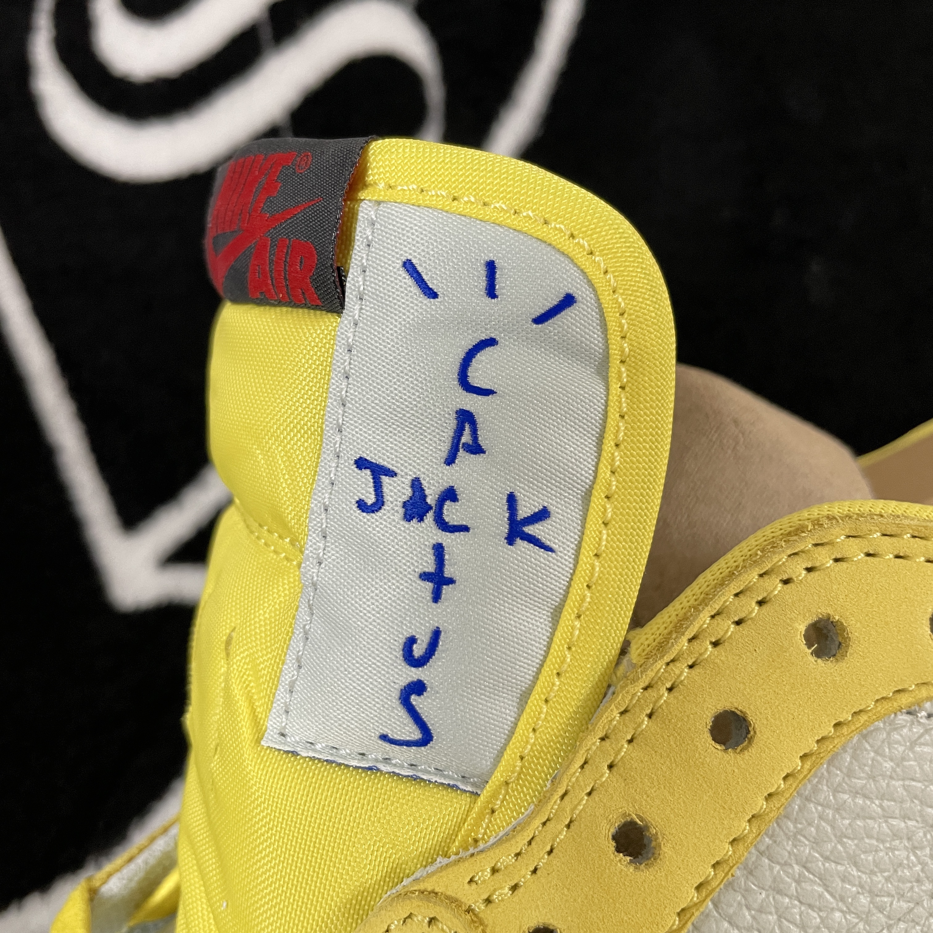 (W) Jordan 1 x Travis Scott Retro Low OG SP Canary 착용 스타일 - 2
