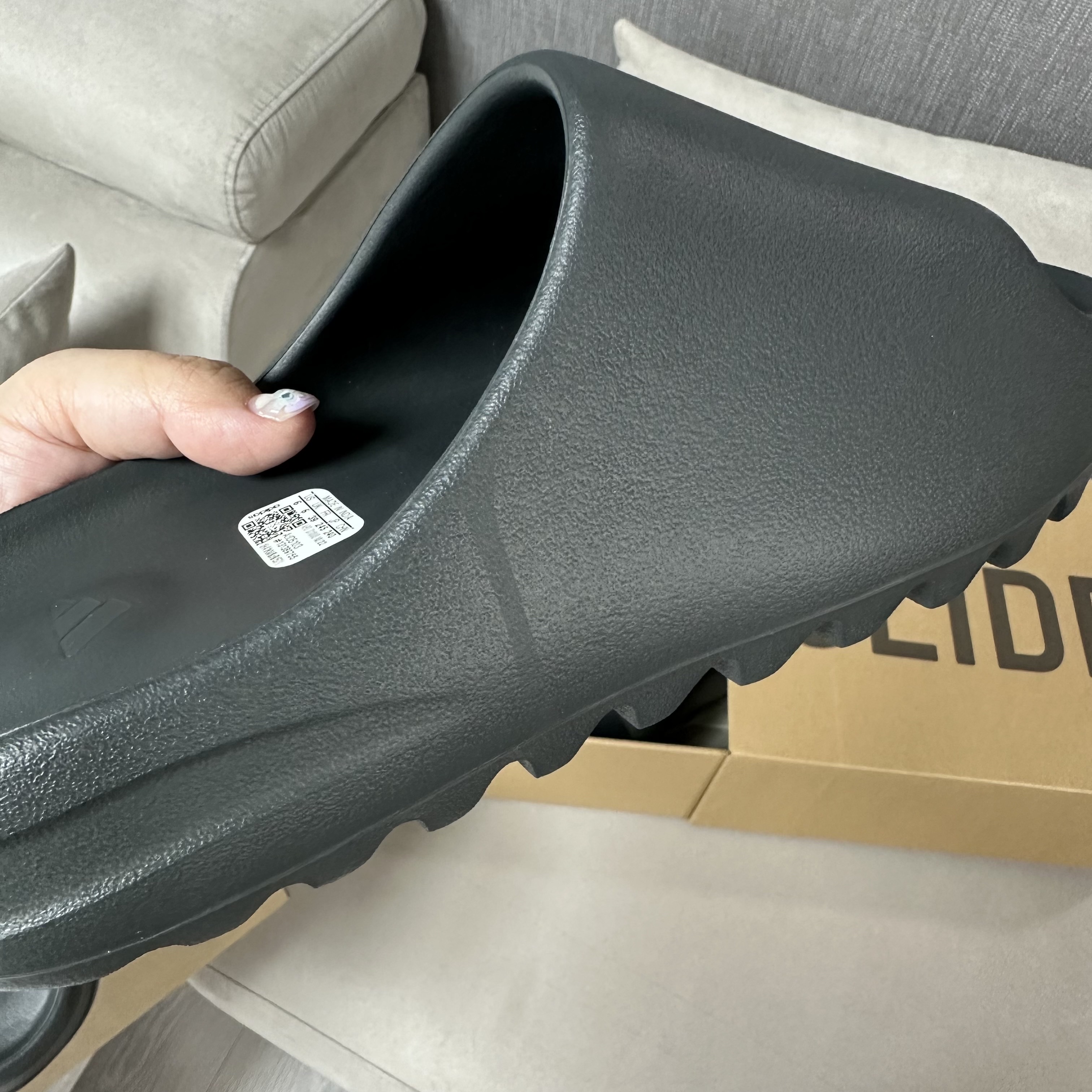 Adidas Yeezy Slide Dark Onyx 2024 착용 스타일 - 1