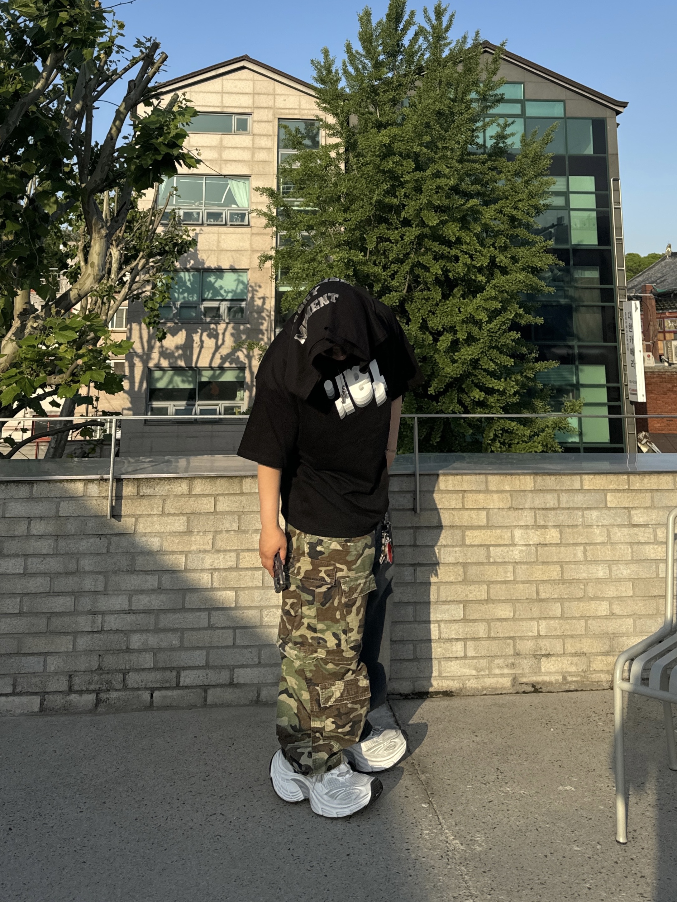 Balenciaga 10XL Sneakers White Grey Silver Black 착용 스타일