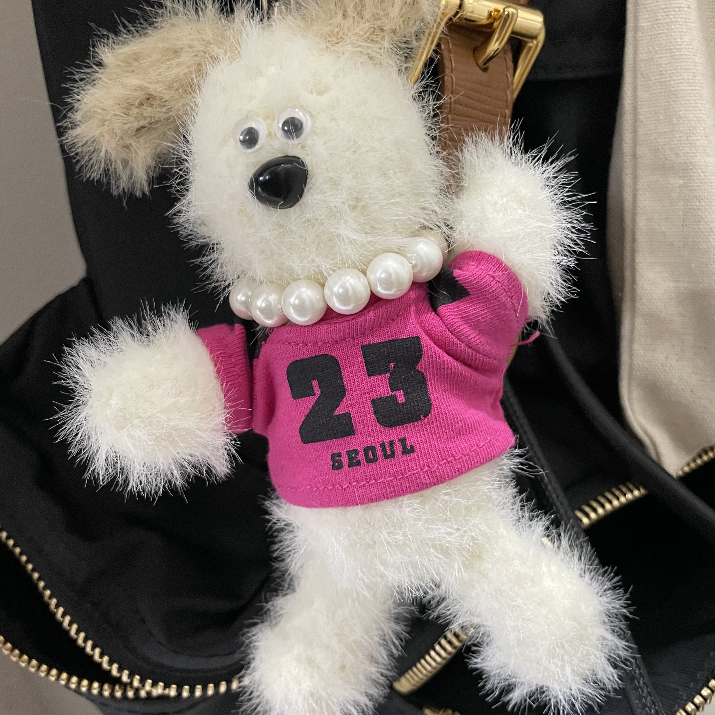 Margesherwood Wood Keyring with T-Shirt White Pink 착용 스타일