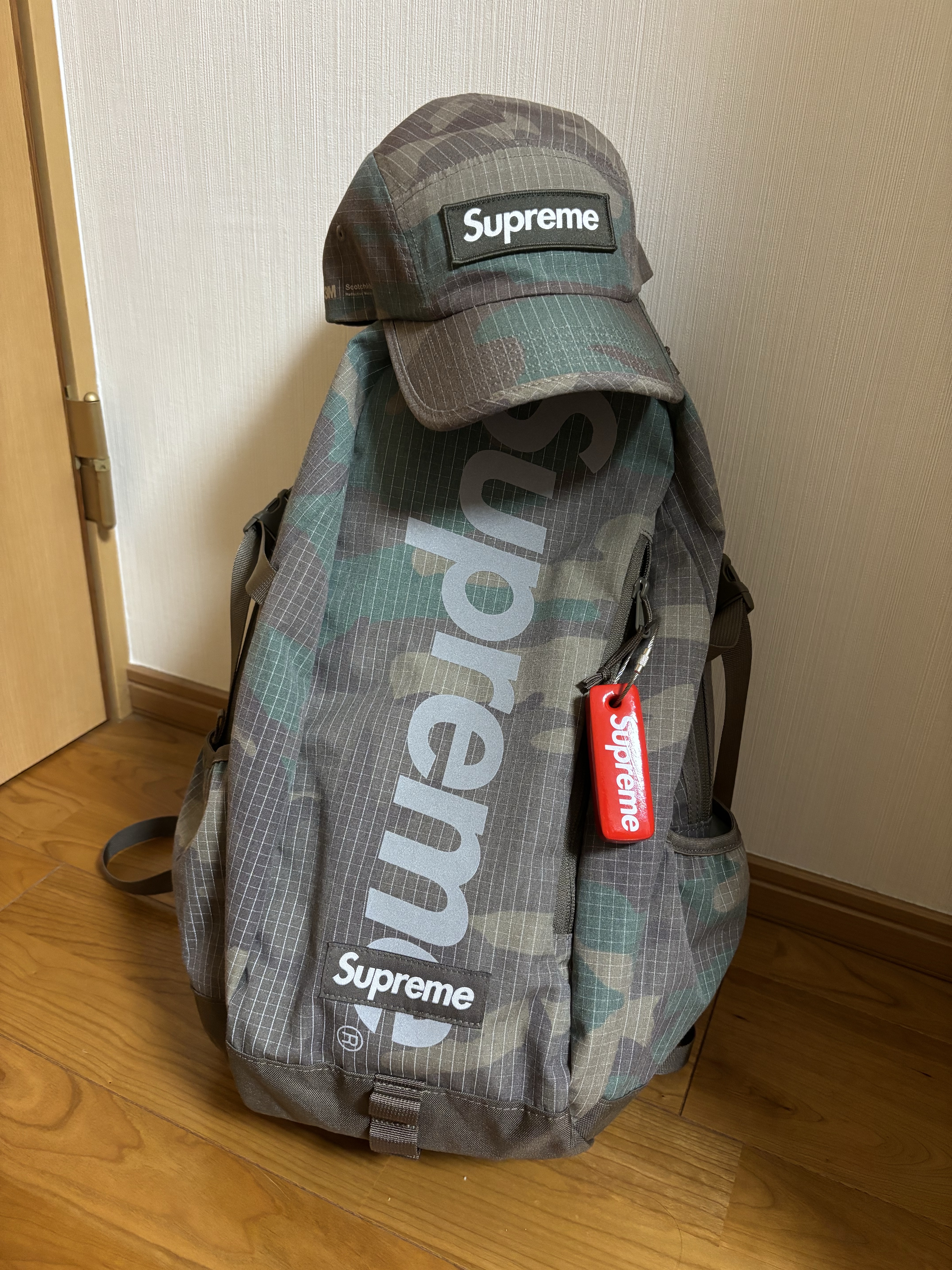 Supreme Reflective Ripstop Camp Cap Woodland Camo - 24SS, Supreme Backpack Woodland Camo - 24SS 착용 스타일 - 1