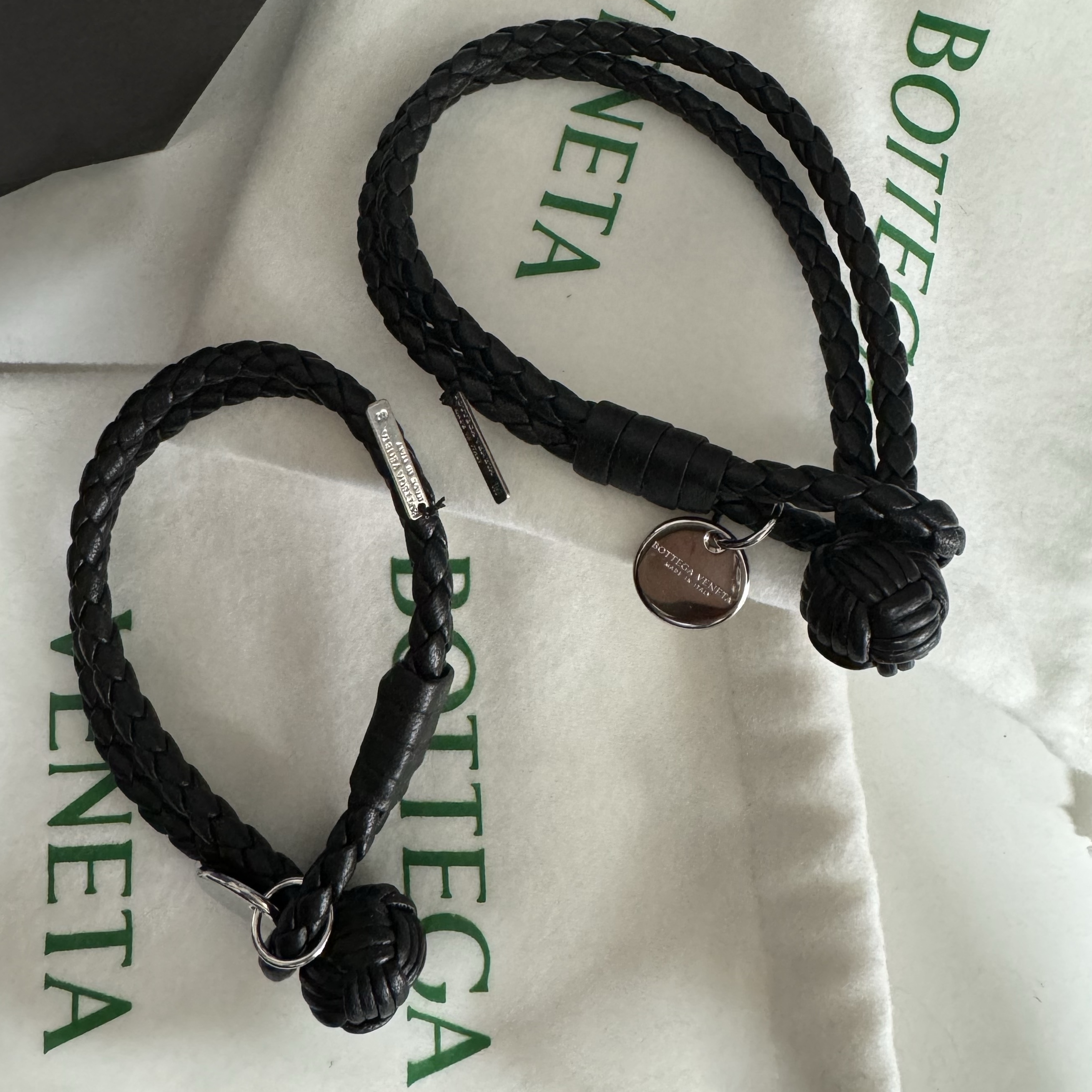 Bottega Veneta Nappa Bracelet Black 착용 스타일 - 1