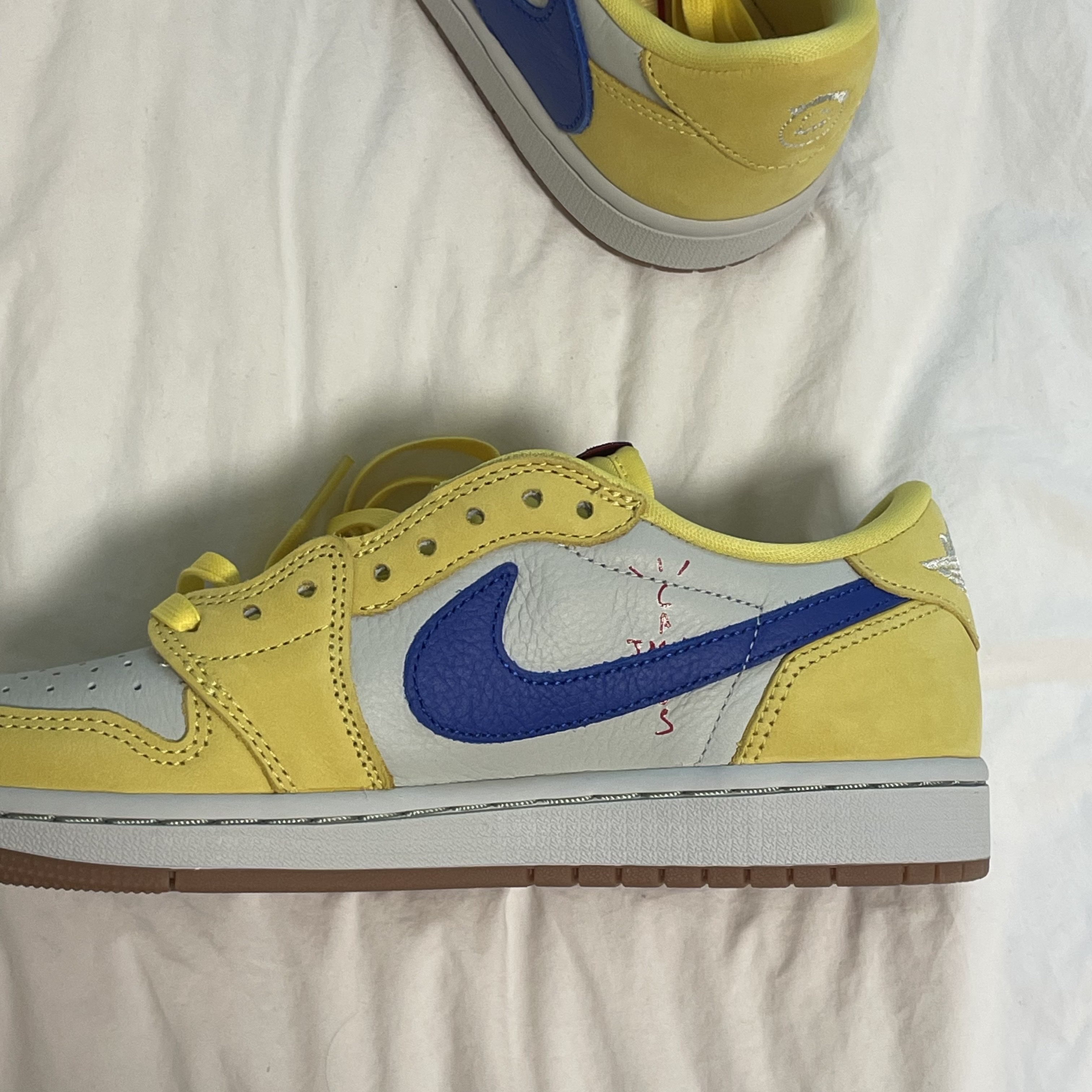 (W) Jordan 1 x Travis Scott Retro Low OG SP Canary 착용 스타일 - 2