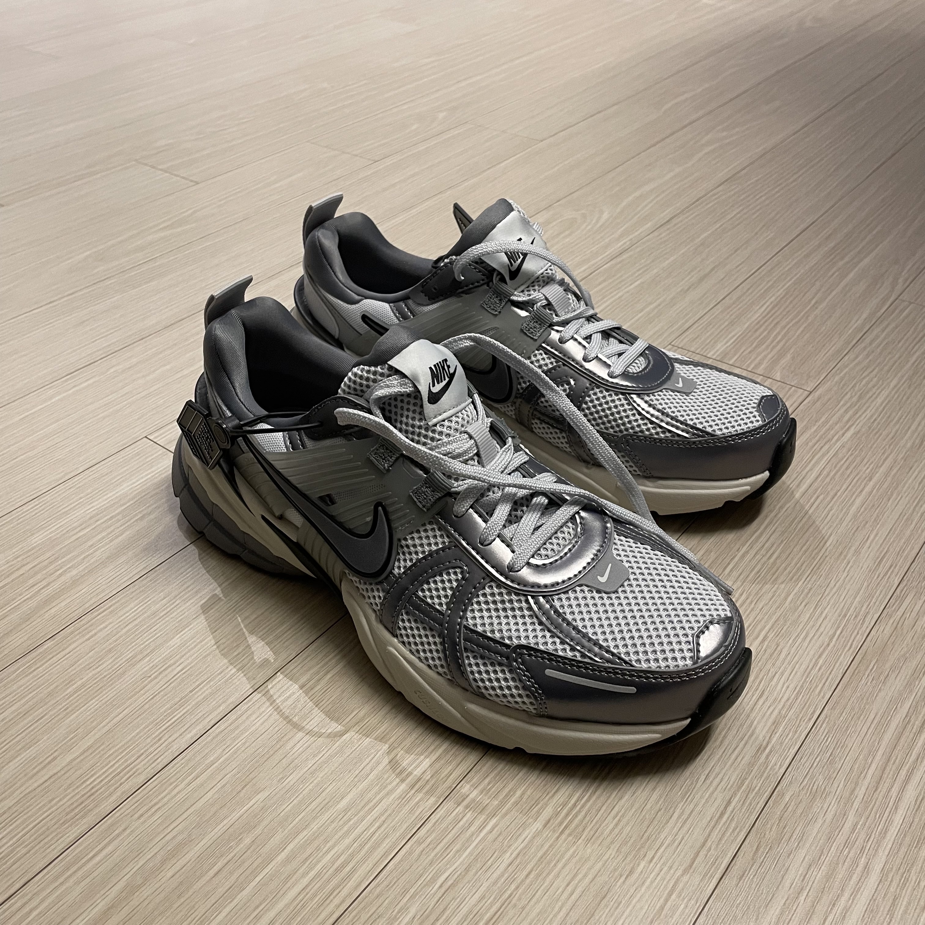 Nike V2K Run Pure Platinum Wolf Grey 착용 스타일