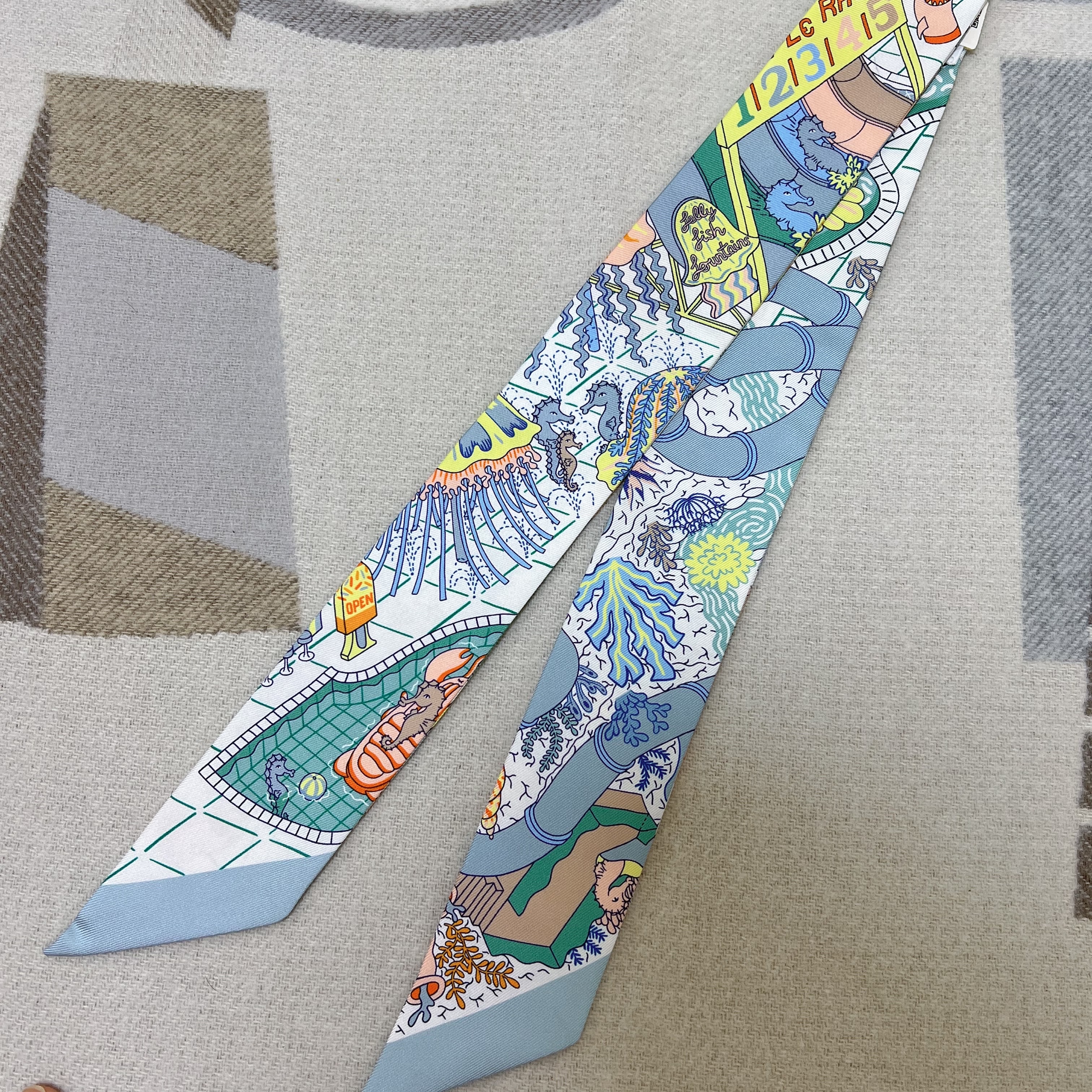 (W) Hermes Splash Park Twilly Vert De Gris Jaune Bleu 착용 스타일 - 4