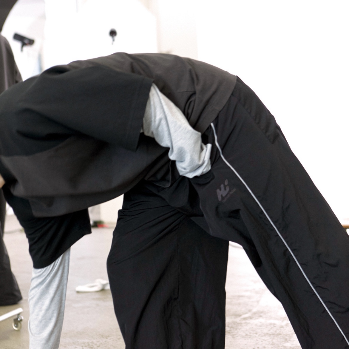 Polyteru 1 Tuck Gosima Pants Deep Charcoal, Polyteru 1011 Fatigue Sweatpants 1.2v Bleached Black 착용 스타일 - 3