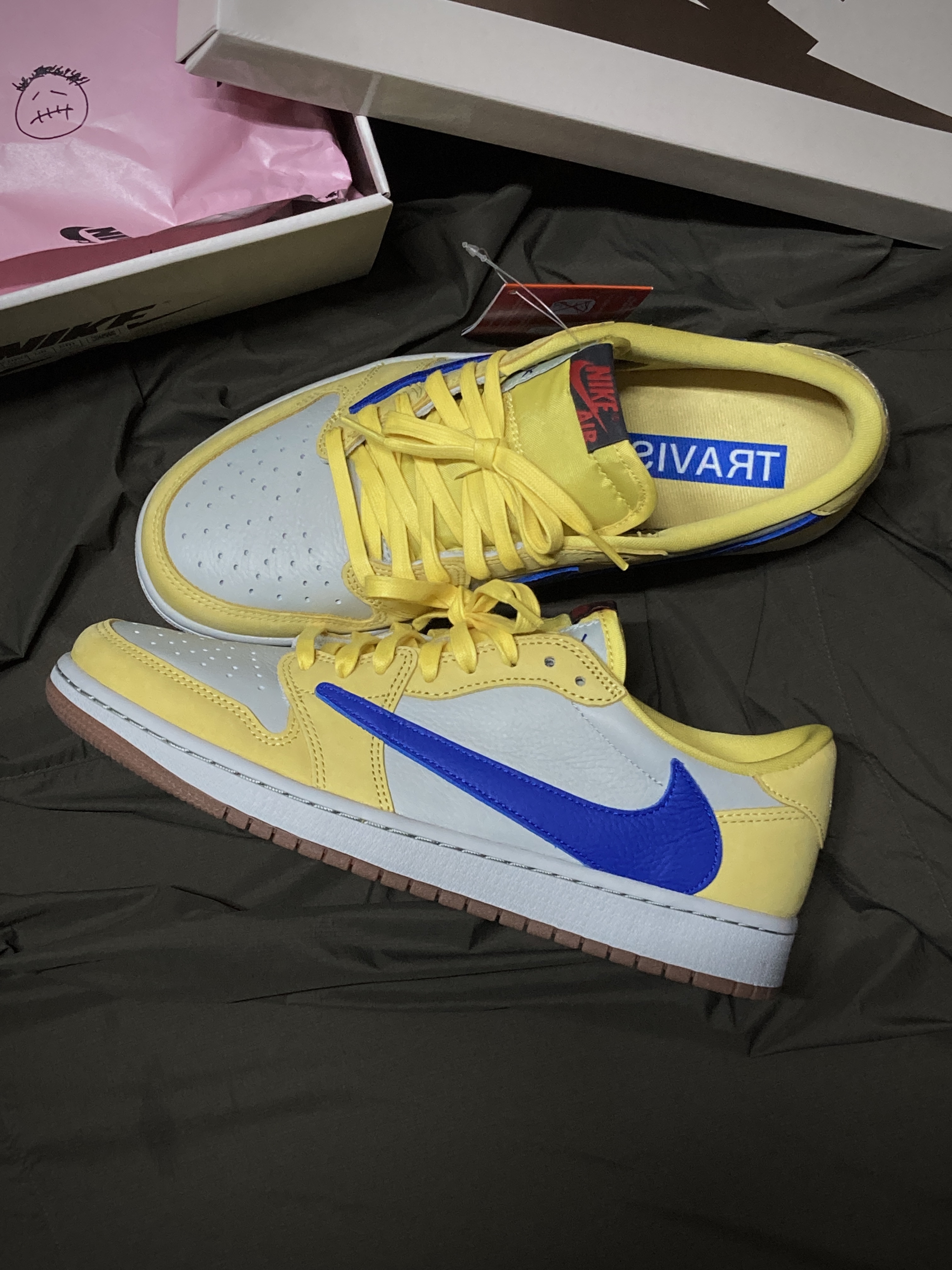 (W) Jordan 1 x Travis Scott Retro Low OG SP Canary 착용 스타일 - 6