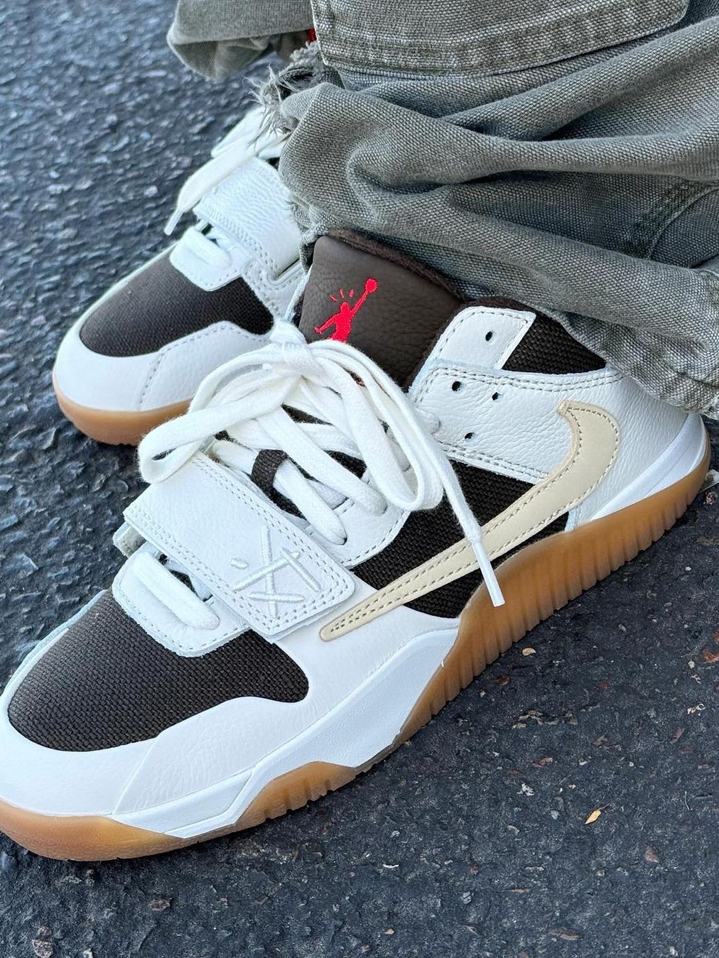 Jordan x Travis Scott Jumpman Jack TR Sail and Dark Mocha 착용 스타일 - 6