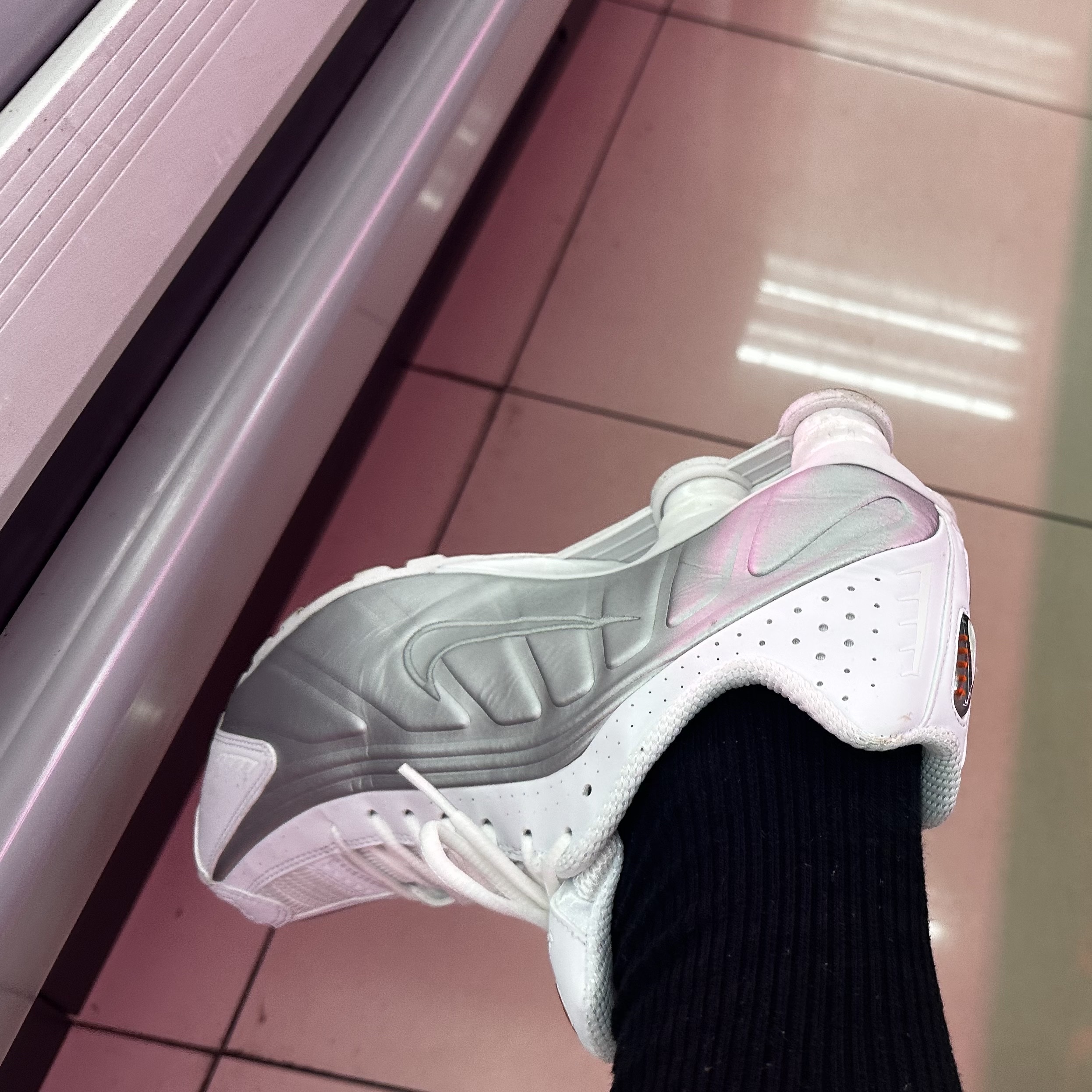 (W) Nike Shox R4 White Metallic Silver 착용 스타일