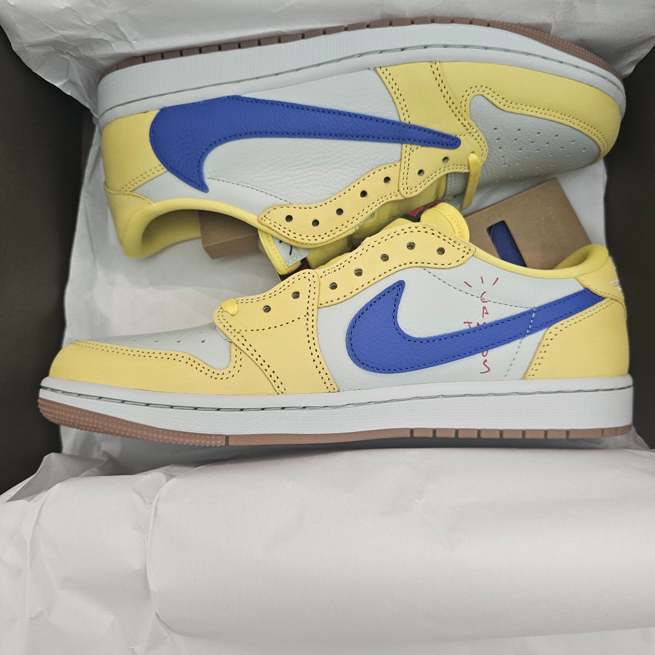(W) Jordan 1 x Travis Scott Retro Low OG SP Canary 착용 스타일 - 2