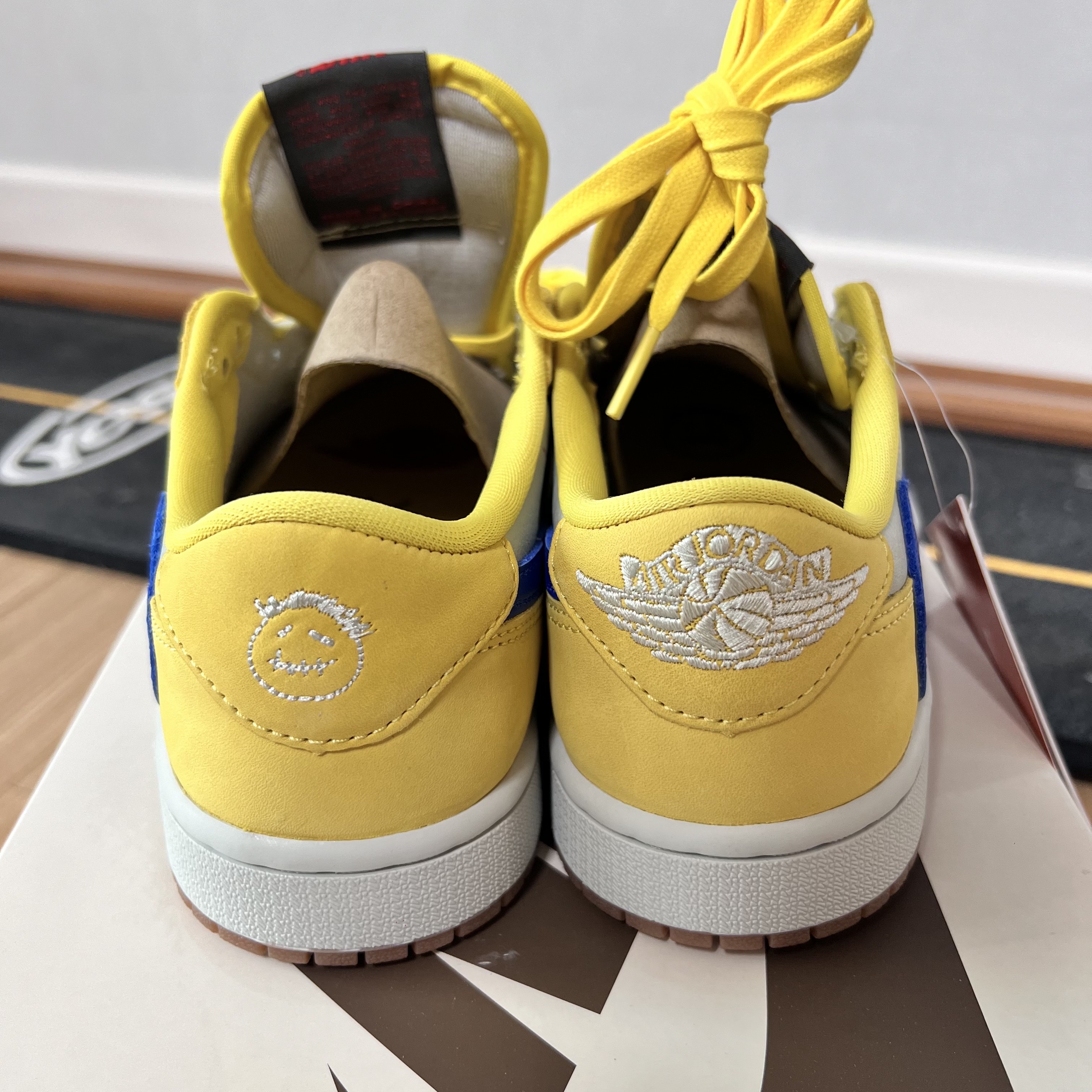 (W) Jordan 1 x Travis Scott Retro Low OG SP Canary 착용 스타일 - 2