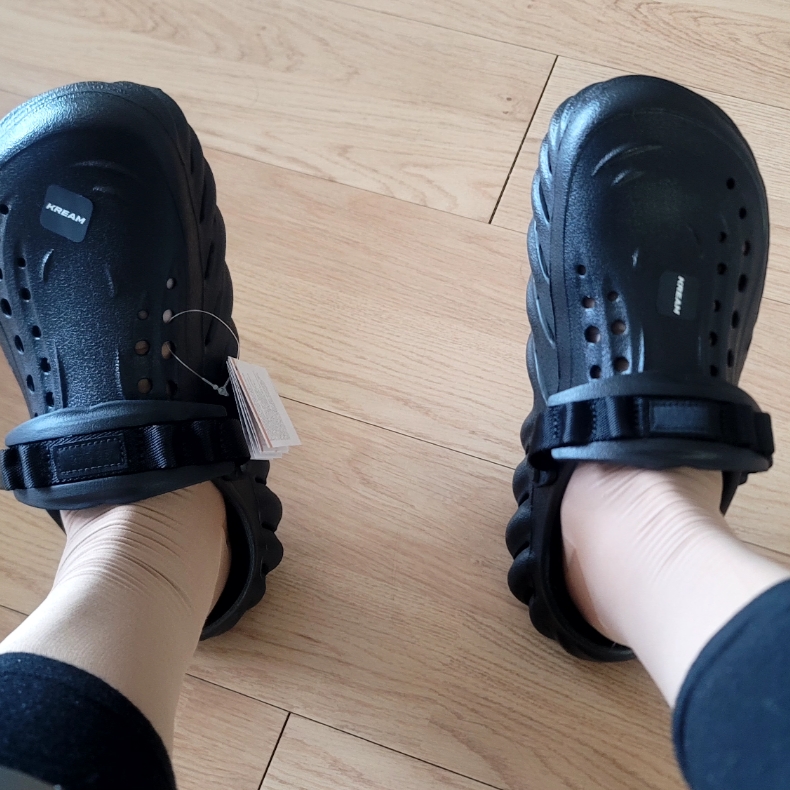 Crocs Echo Clog Black 착용 스타일 - 1
