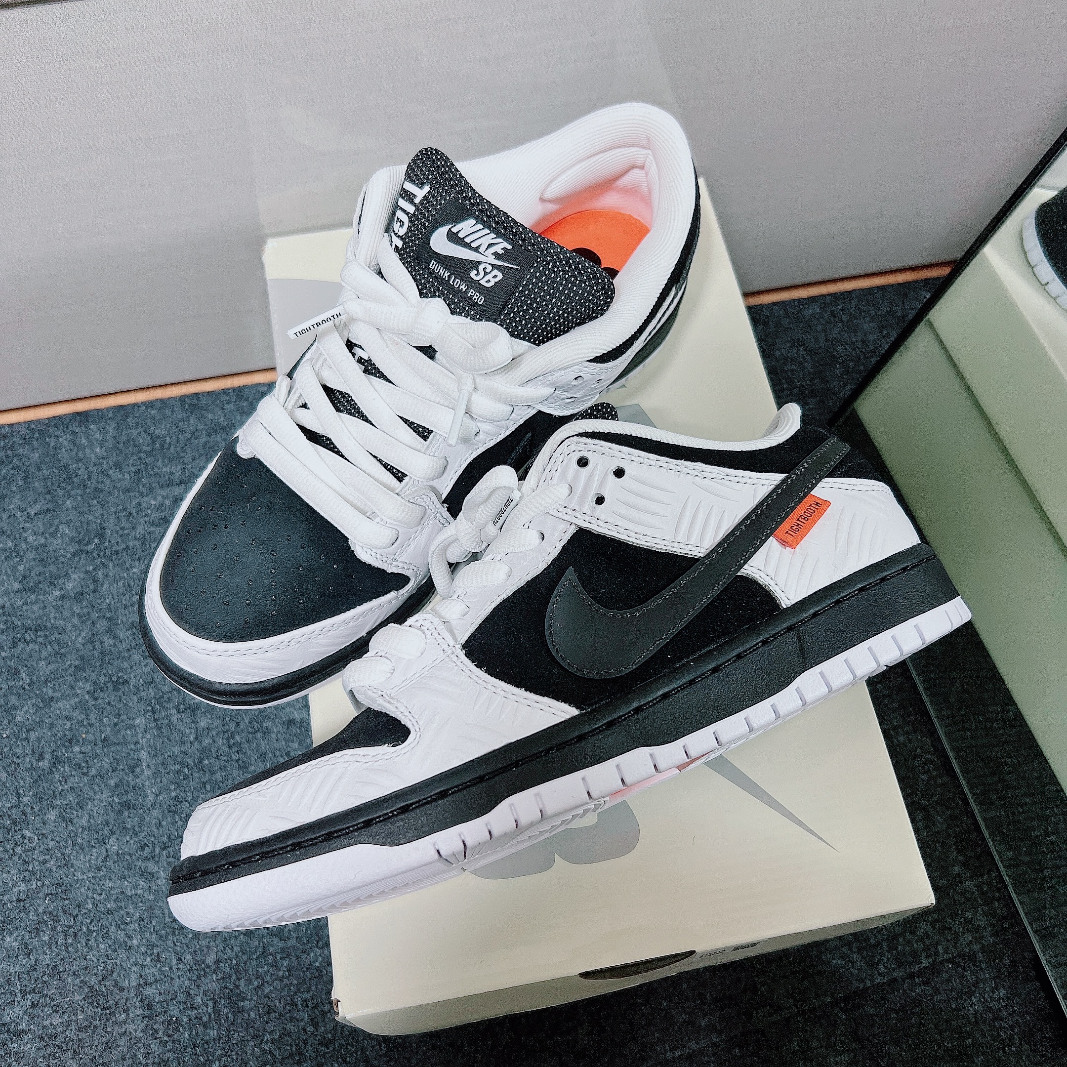 Nike x Tightbooth SB Dunk Low Pro Black and White 착용 스타일 - 6