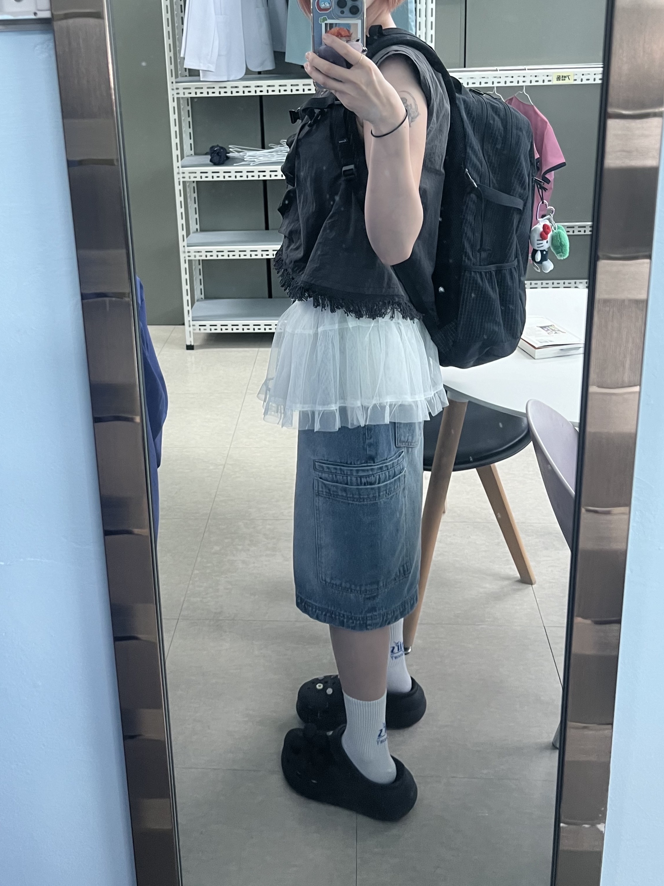 Crocs Classic Crush Clog Black, Supreme Backpack Black - 24SS 착용 스타일 - 2