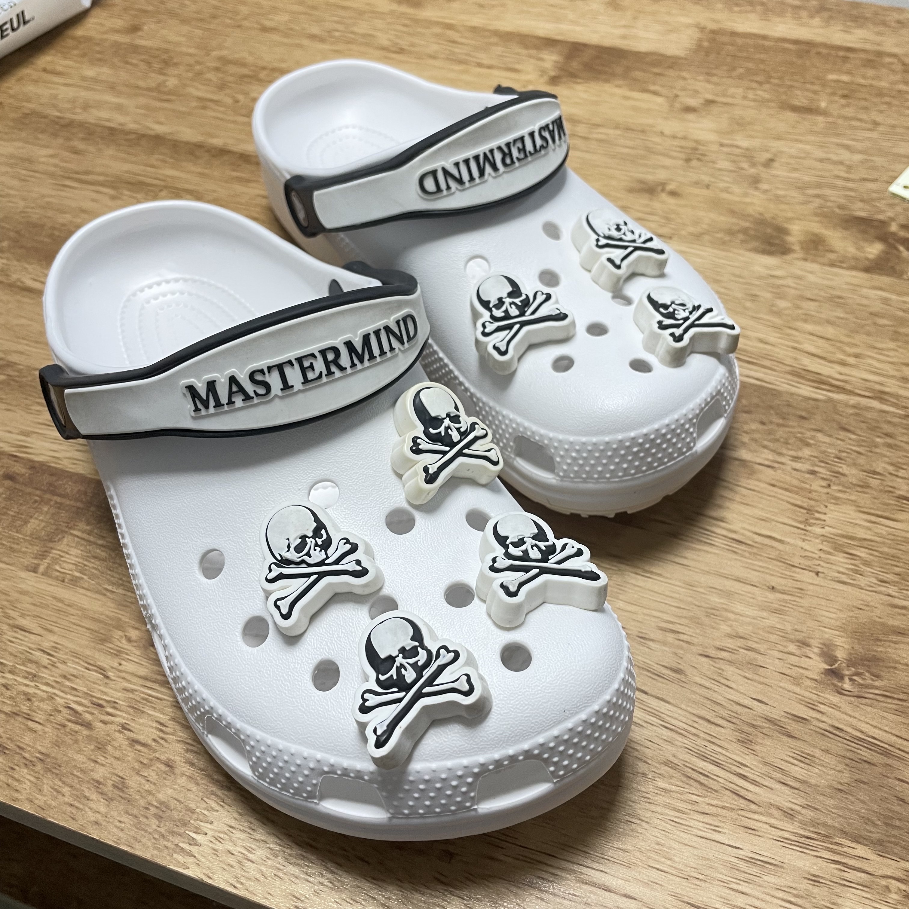 Crocs x Mastermind Classic Clog Black White, Crocs Classic Clog White 착용 스타일