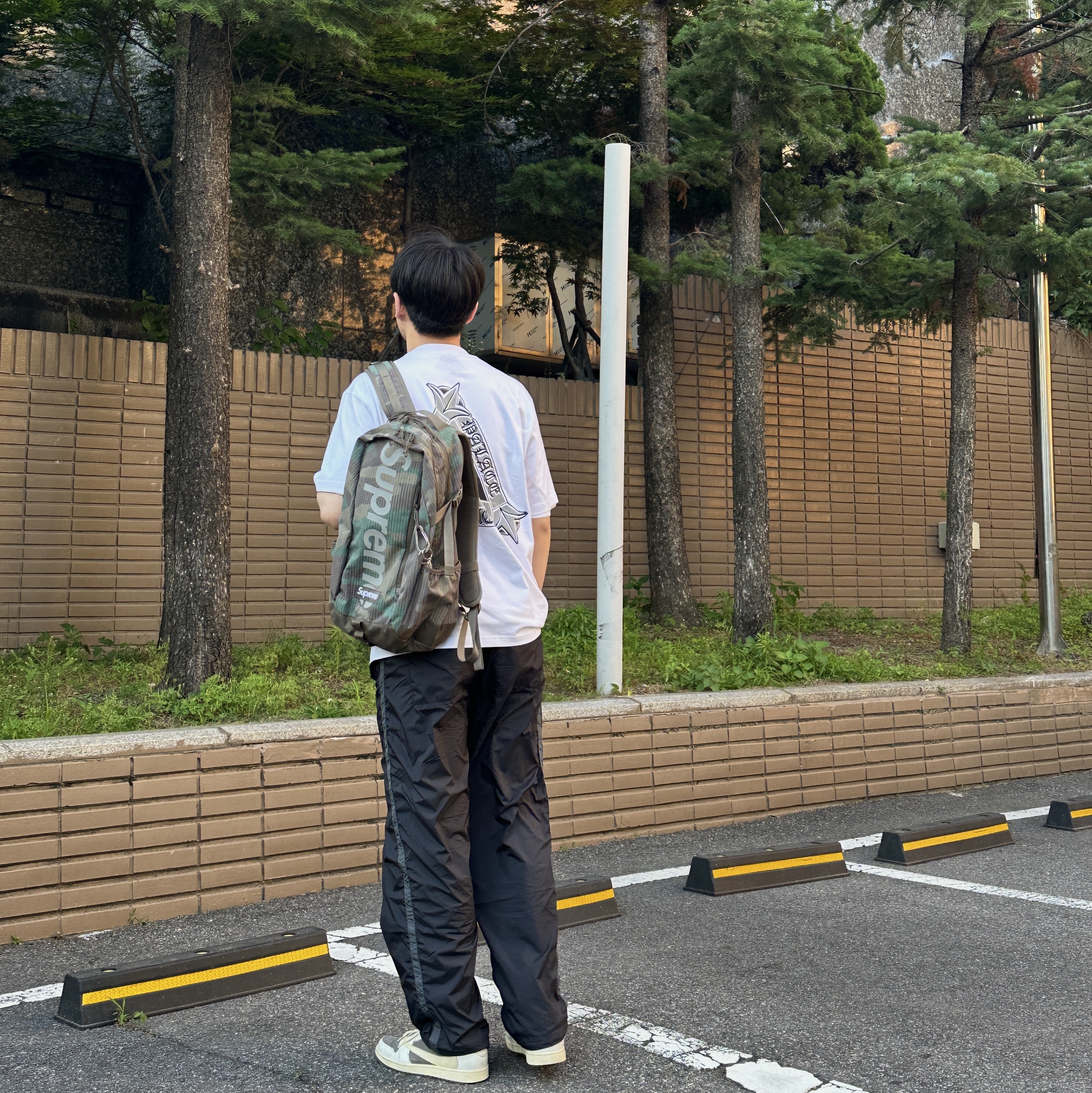 Supreme Backpack Woodland Camo - 24SS, Jordan 1 x Travis Scott Retro Low OG SP Sail and Ridgerock 착용 스타일 - 1
