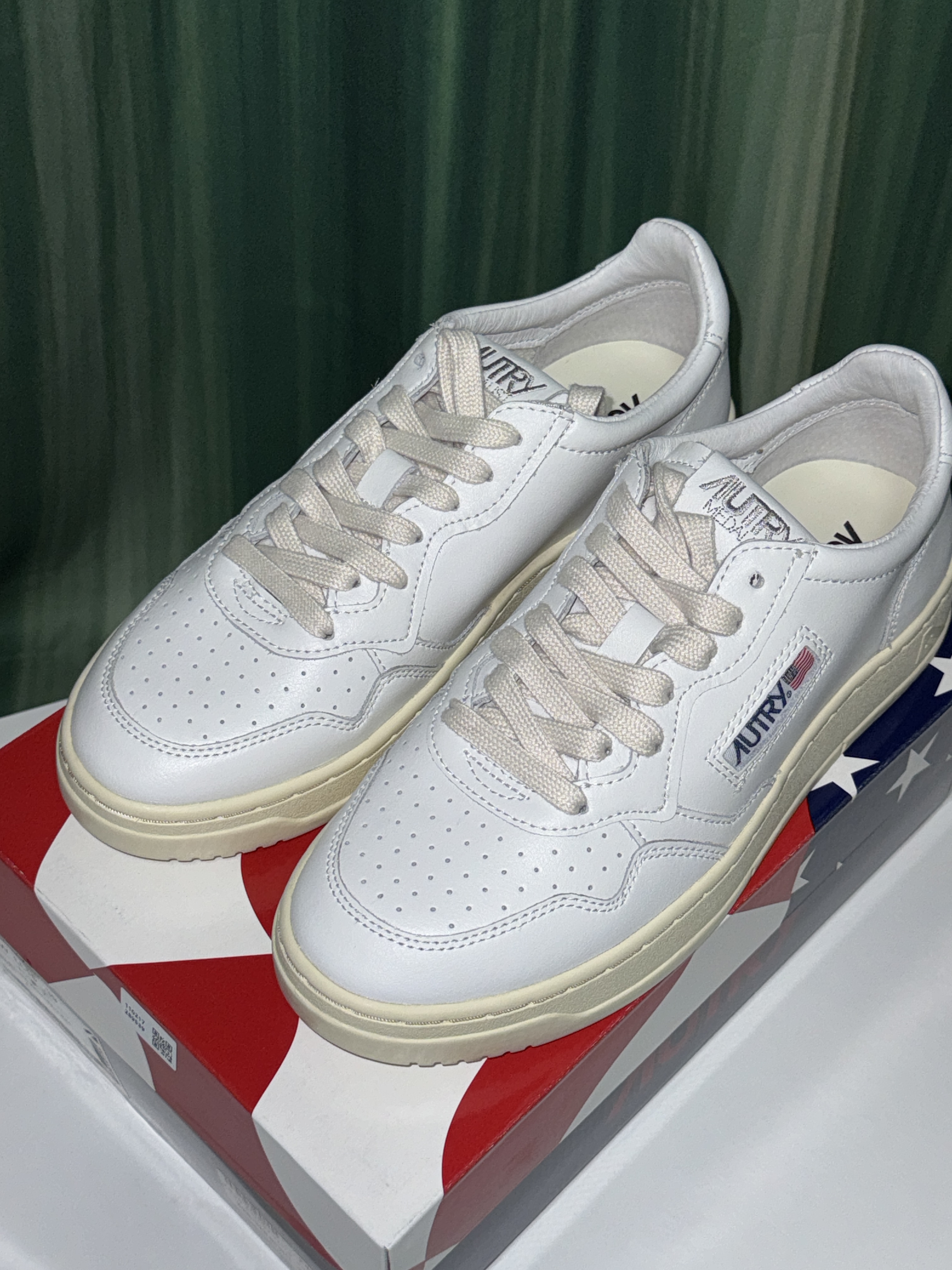 (W) Autry Medalist Low Leather Sneakers White 착용 스타일 - 1