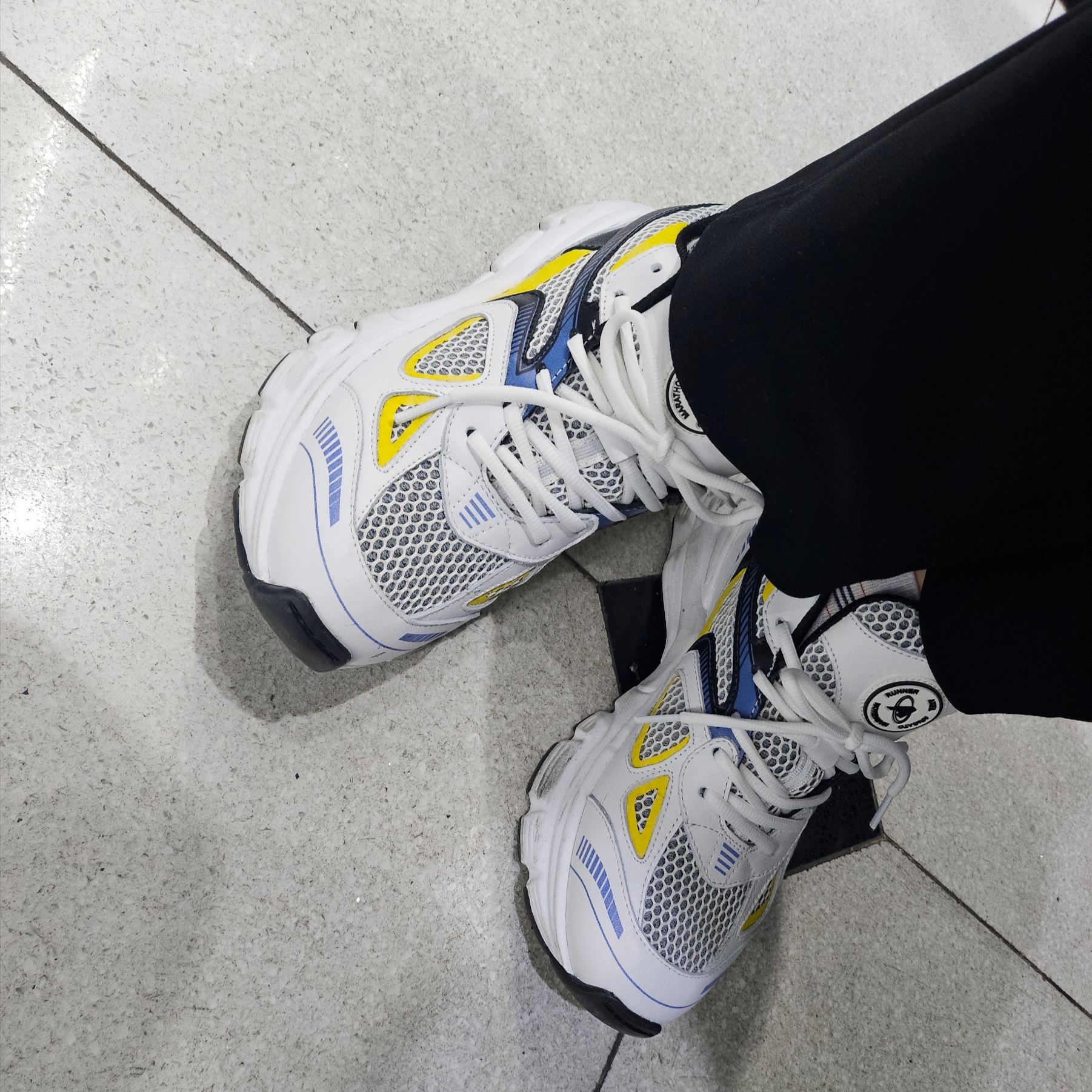 (W) Axel Arigato Marathon Runner White 착용 스타일 - 2