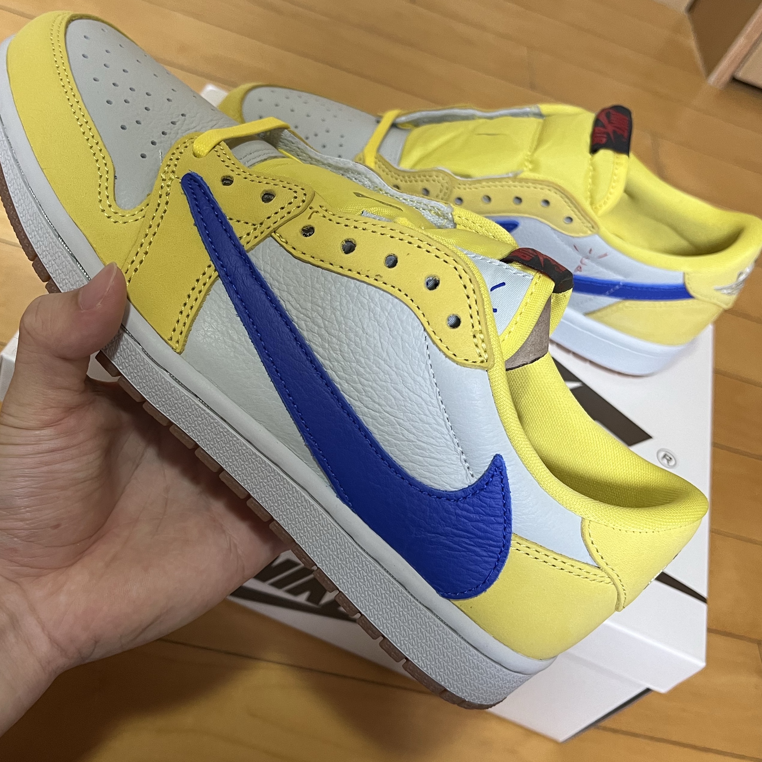 (W) Jordan 1 x Travis Scott Retro Low OG SP Canary 착용 스타일 - 2