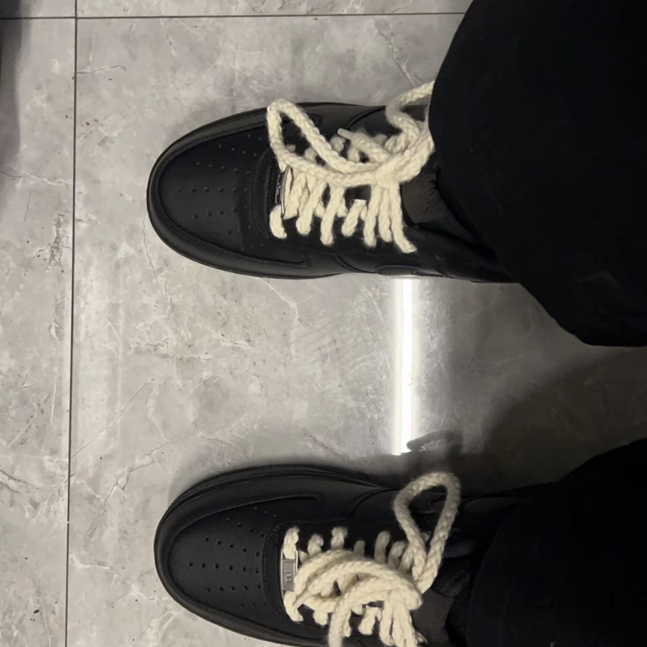 Nike Air Force 1 '07 Low Triple Black 착용 스타일 - 2