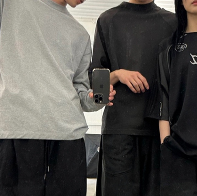 (W) Jordan 1 x Travis Scott Retro Low OG SP Canary, Nike x Stussy Long Sleeve Top Black (FJ9164-010) 착용 스타일 - 2