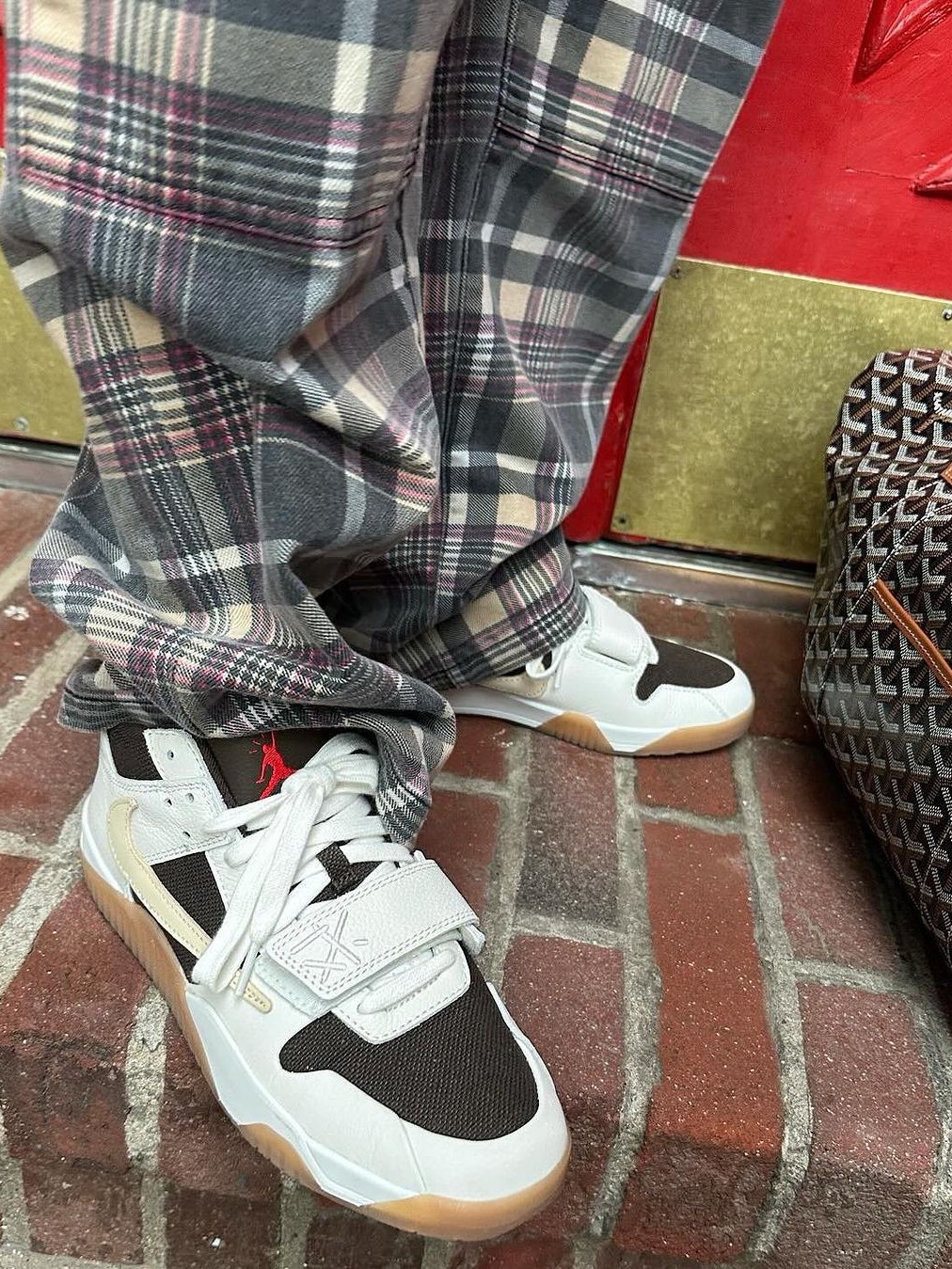 Jordan x Travis Scott Jumpman Jack TR Sail and Dark Mocha 착용 스타일 - 3
