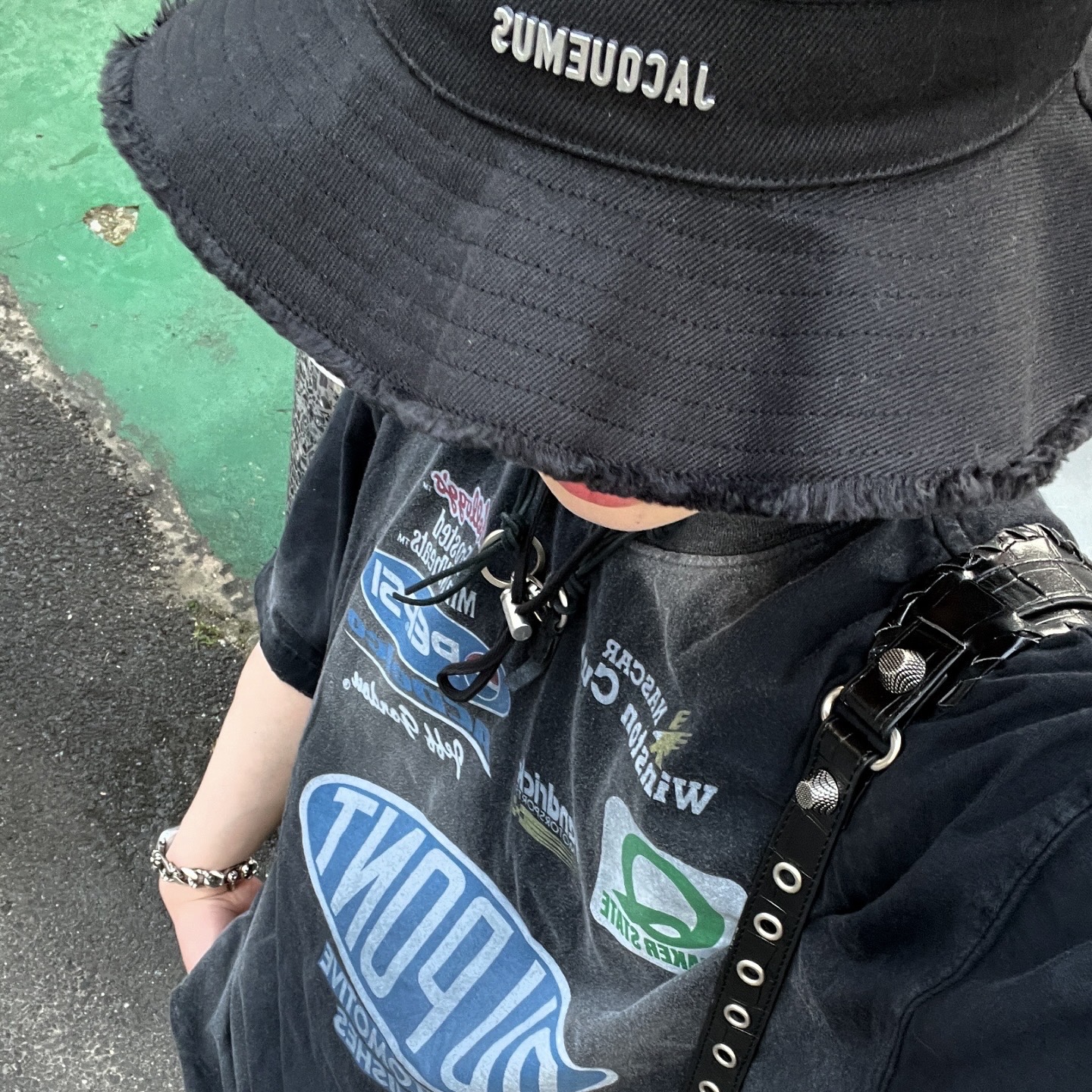Jacquemus Le Bob Artichaut Bucket Hat Black, Balenciaga Cargo Sneakers White Grey 착용 스타일 - 2