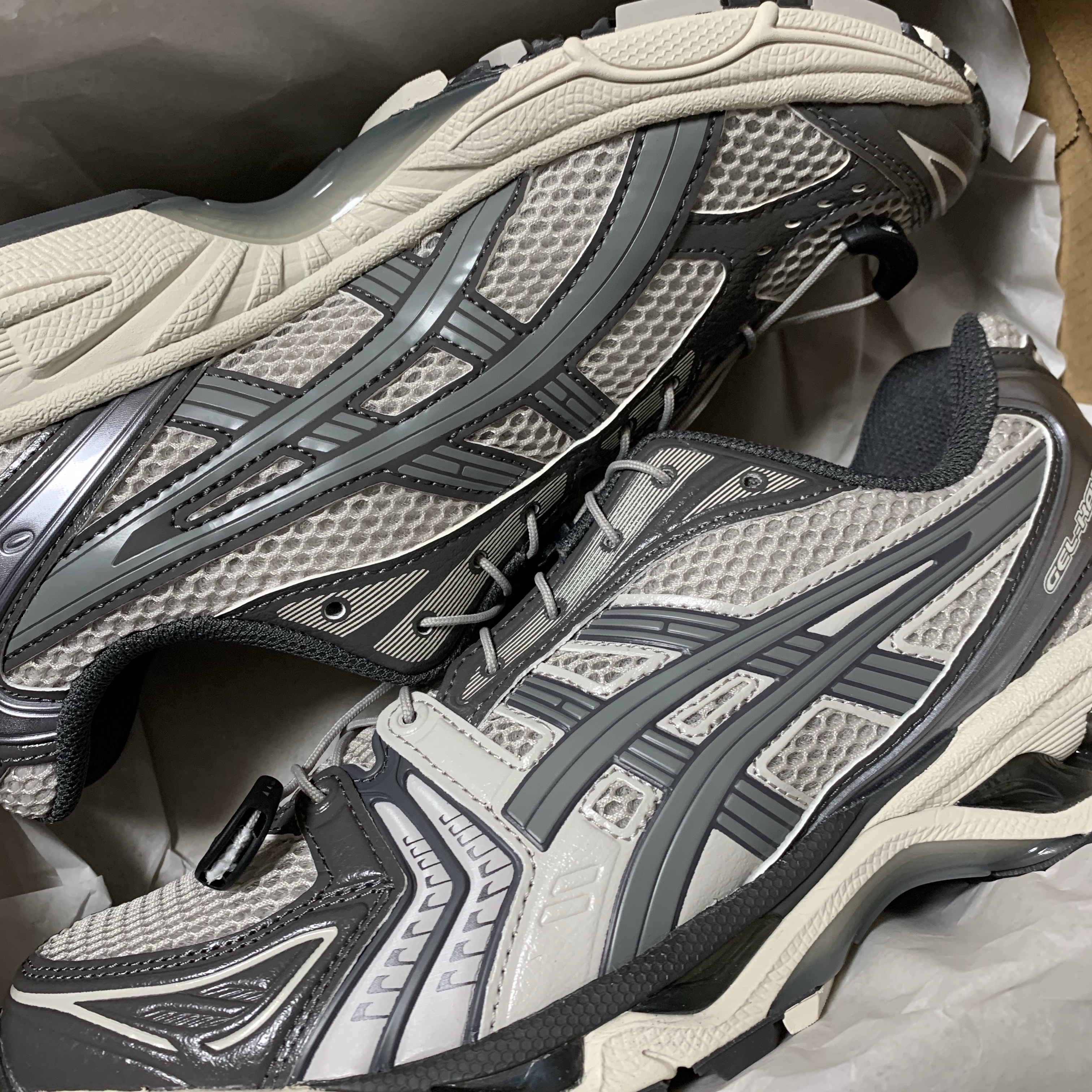 Asics Unlimited Gel-Kayano 14 Oyster Grey Clay Grey 착용 스타일