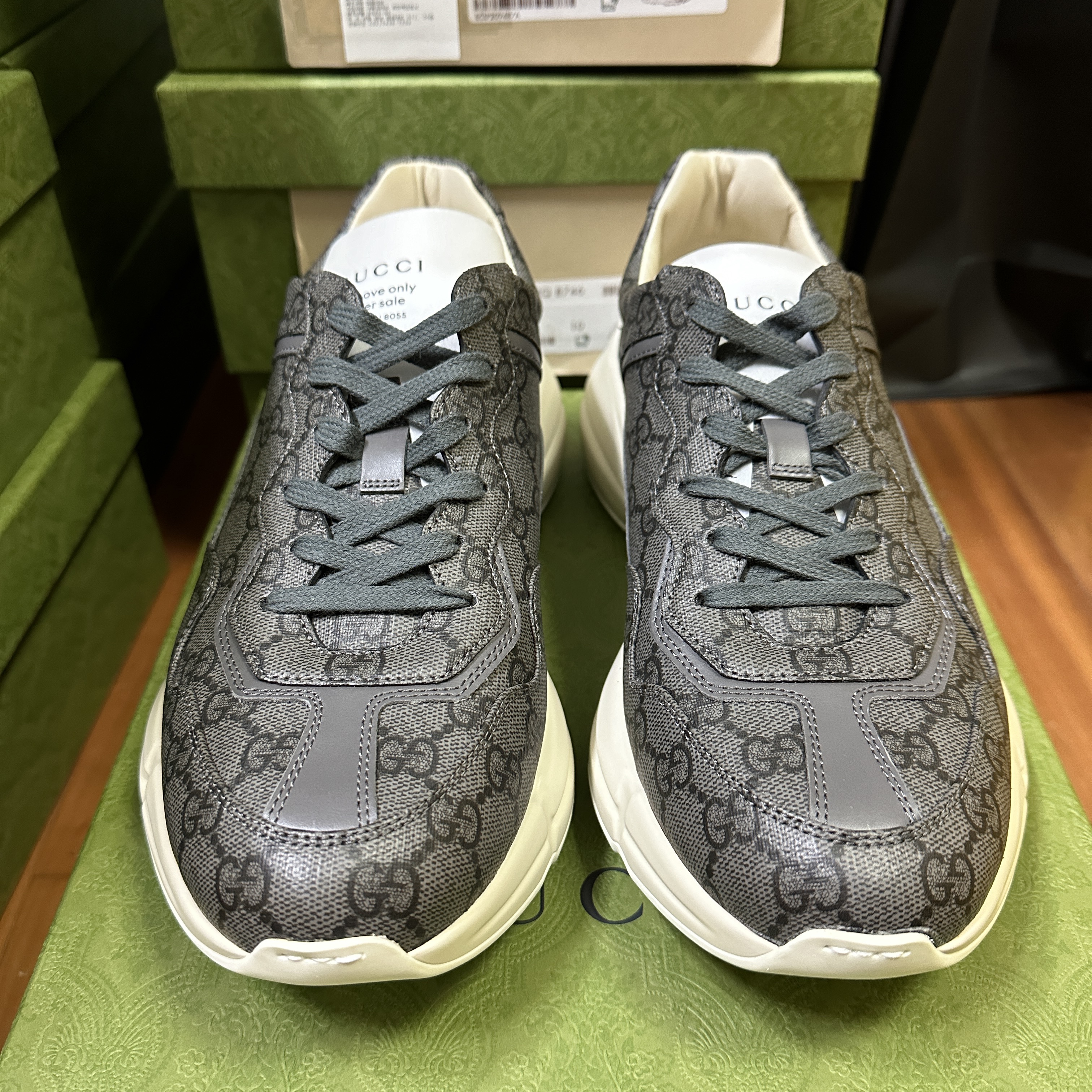 Gucci Rhyton Sneaker Grey Black 착용 스타일 - 1