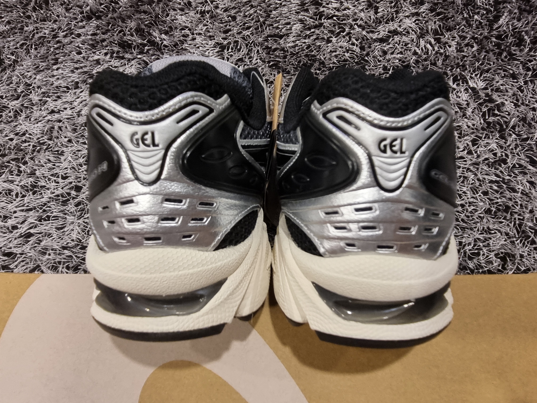 Asics Unlimited Gel-Kayano 14 Carrier Grey Black 착용 스타일 - 5