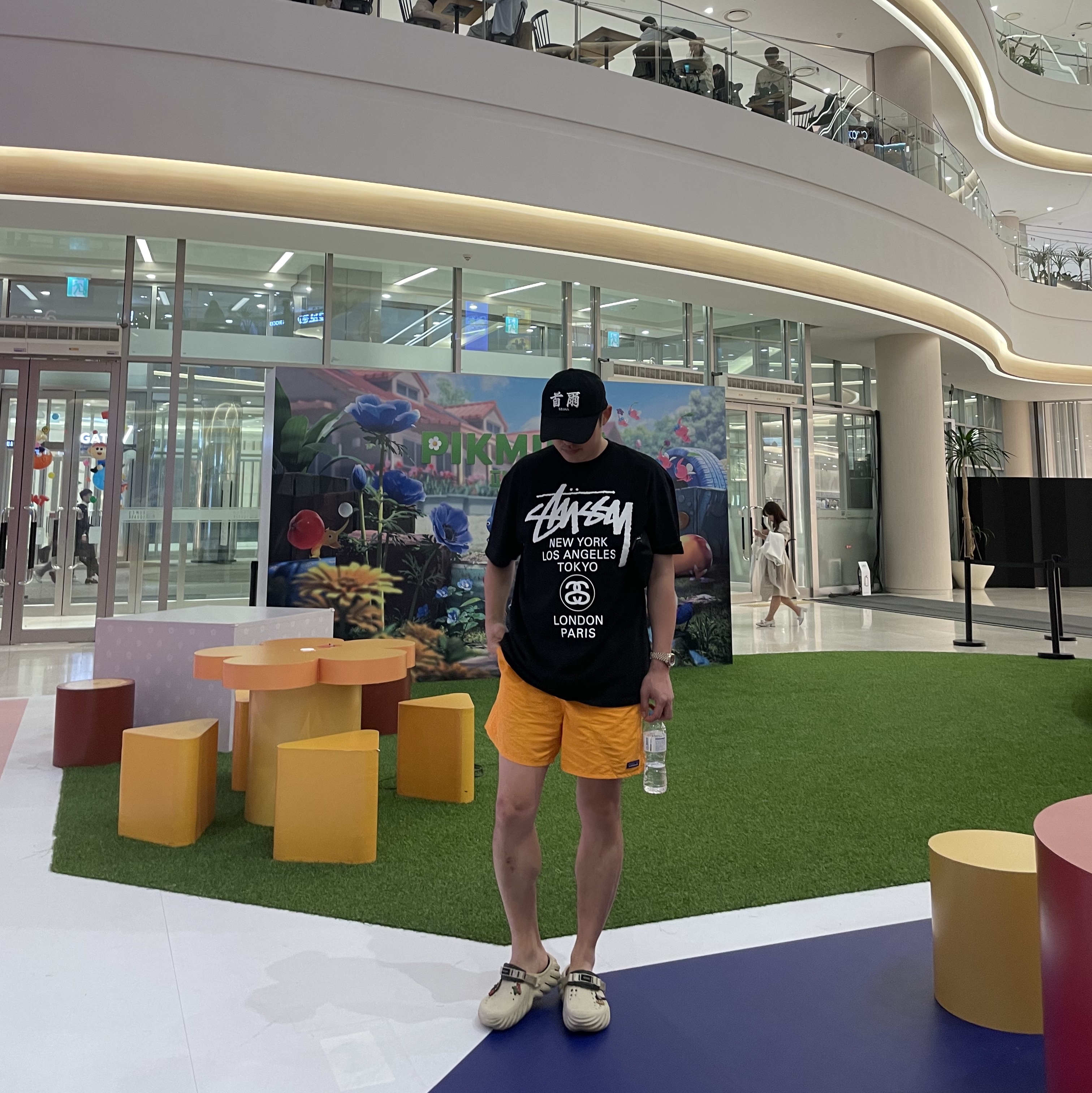 Stussy World Tour T-Shirt Black, Patagonia Baggies Shorts 5 Inch Mango 착용 스타일