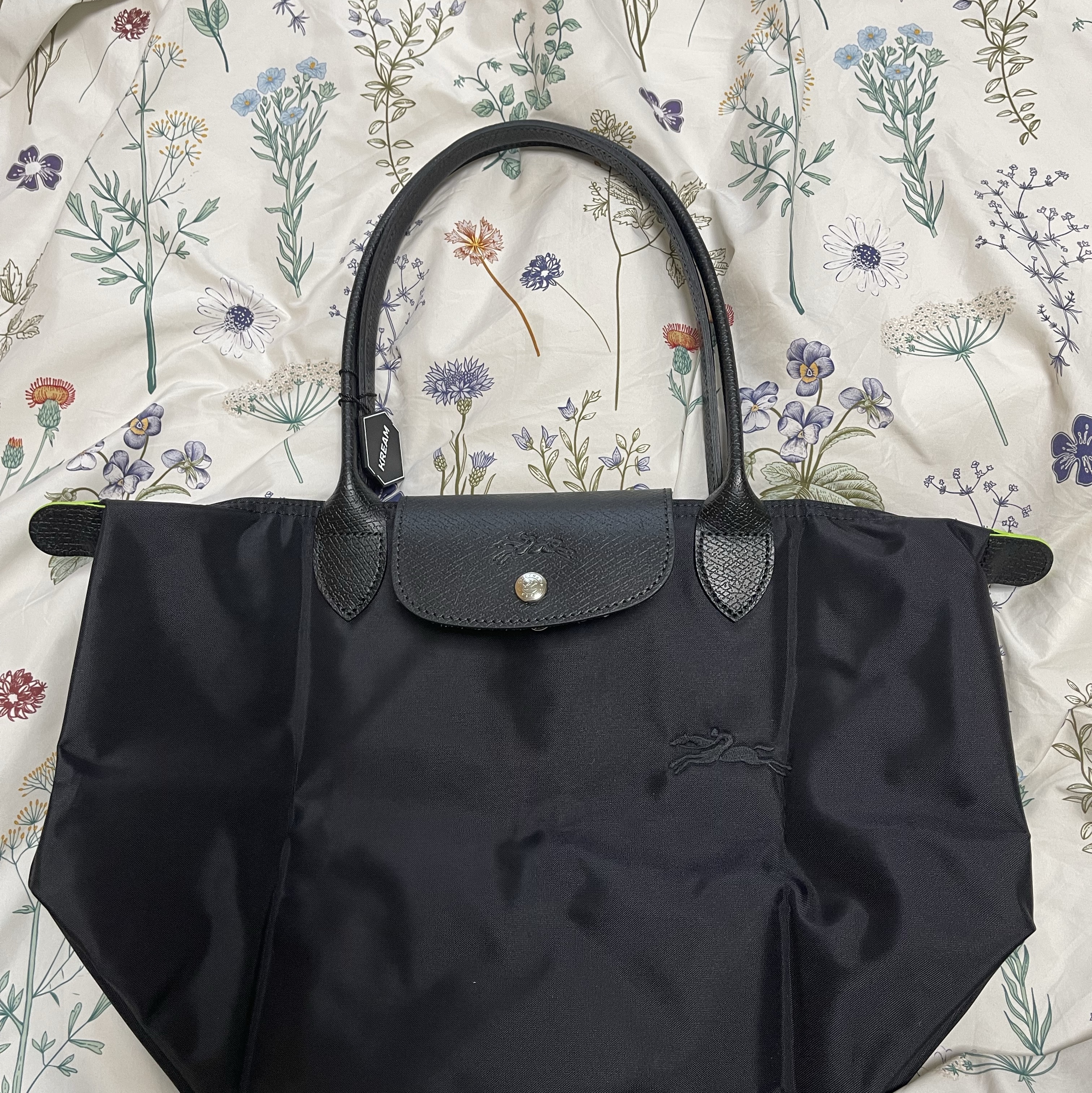 Longchamp Le Pliage Green Tote Bag M Black 착용 스타일