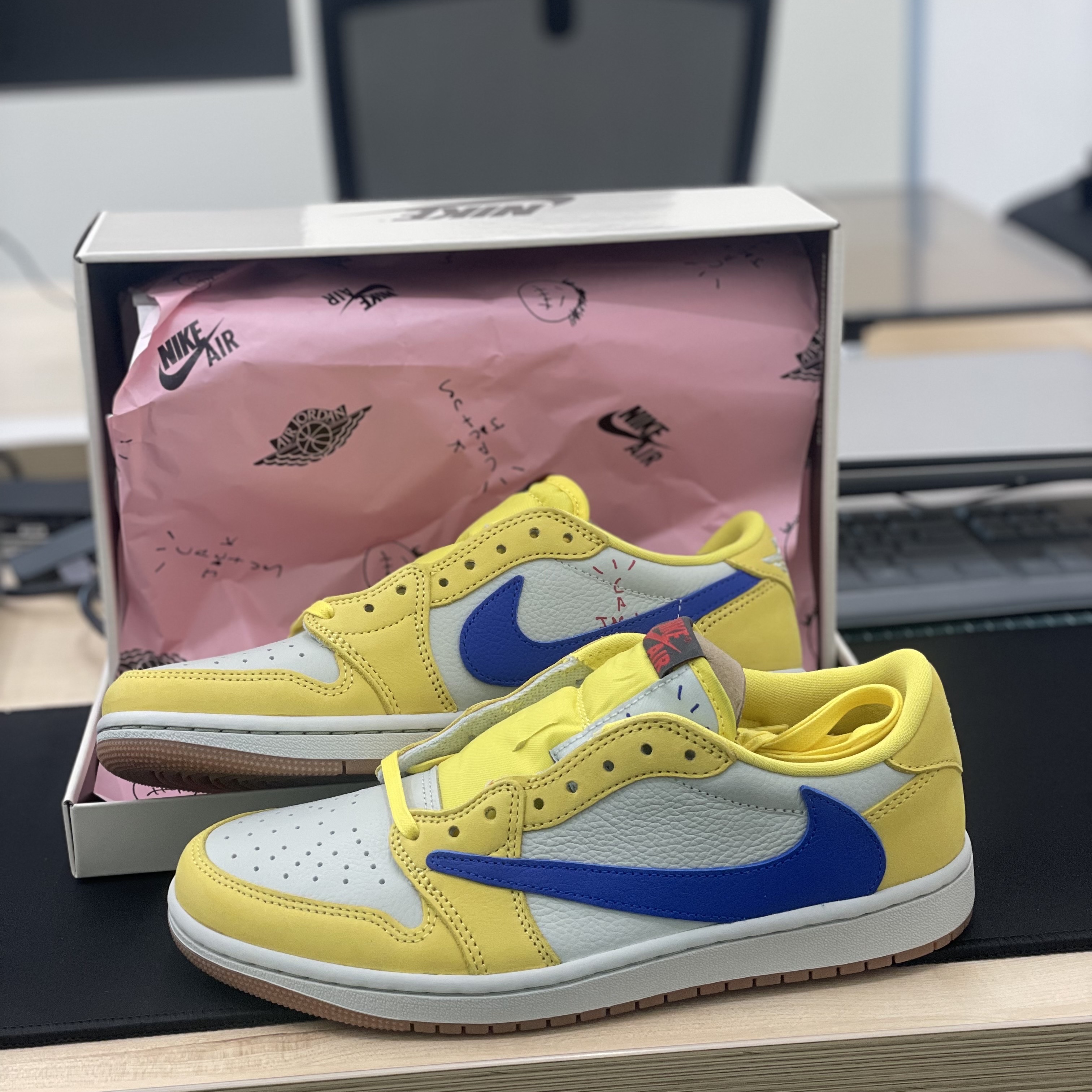 (W) Jordan 1 x Travis Scott Retro Low OG SP Canary 착용 스타일