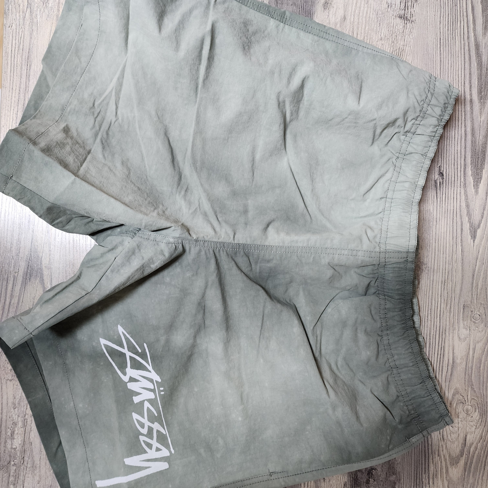 Stussy Wave Dye Nylon Shorts Sage 착용 스타일
