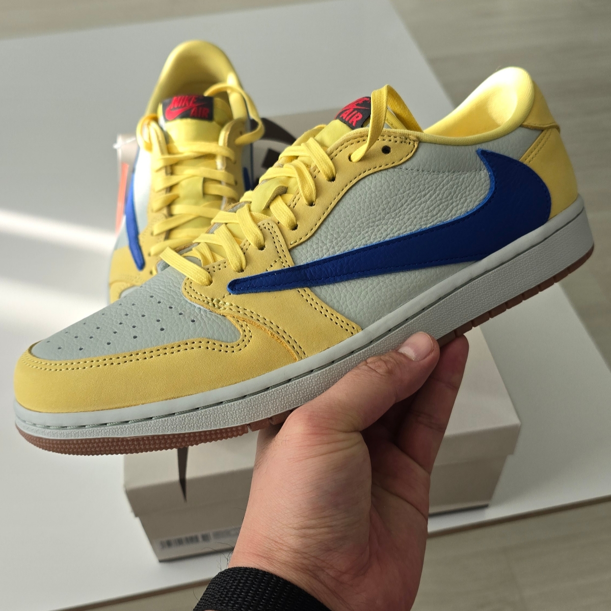 (W) Jordan 1 x Travis Scott Retro Low OG SP Canary 착용 스타일 - 2