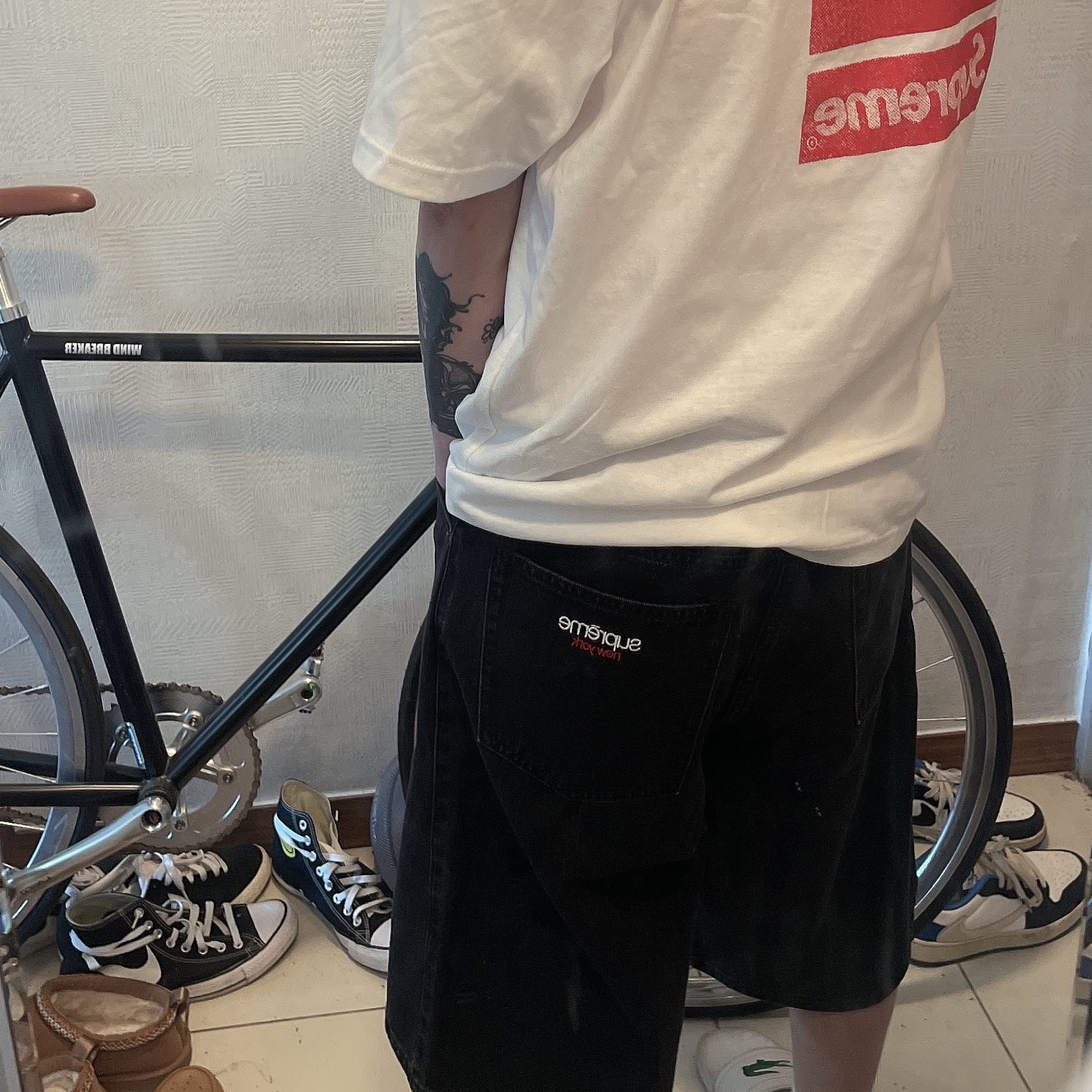 Supreme Baggy Denim Short Black - 24SS, Supreme x The North Face S/S Top White - 24SS 착용 스타일